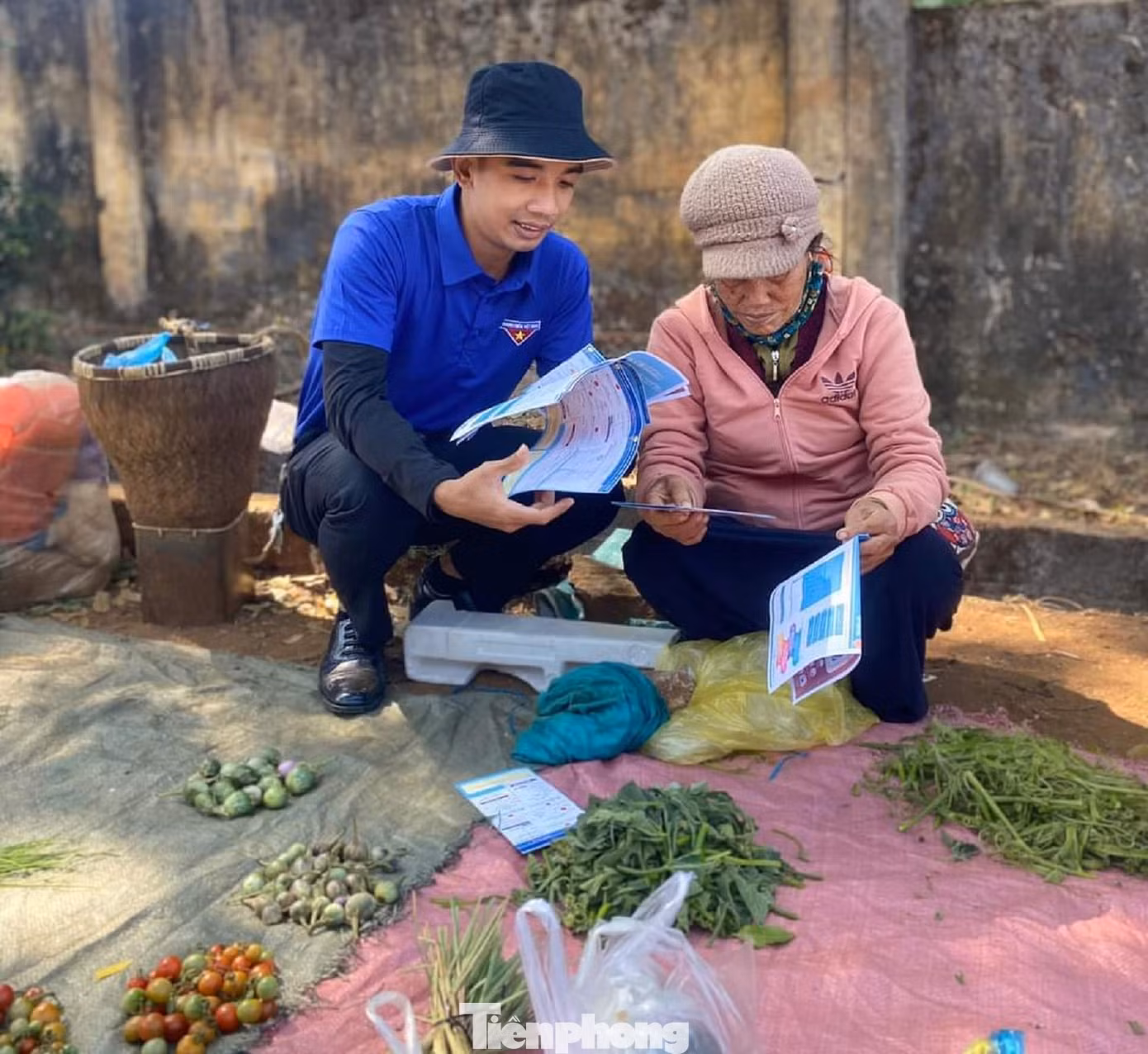 Ở các thôn buôn vùng sâu, tình nguyện viên sẽ đến từng nhà phát tờ rơi, hỗ trợ người dân.