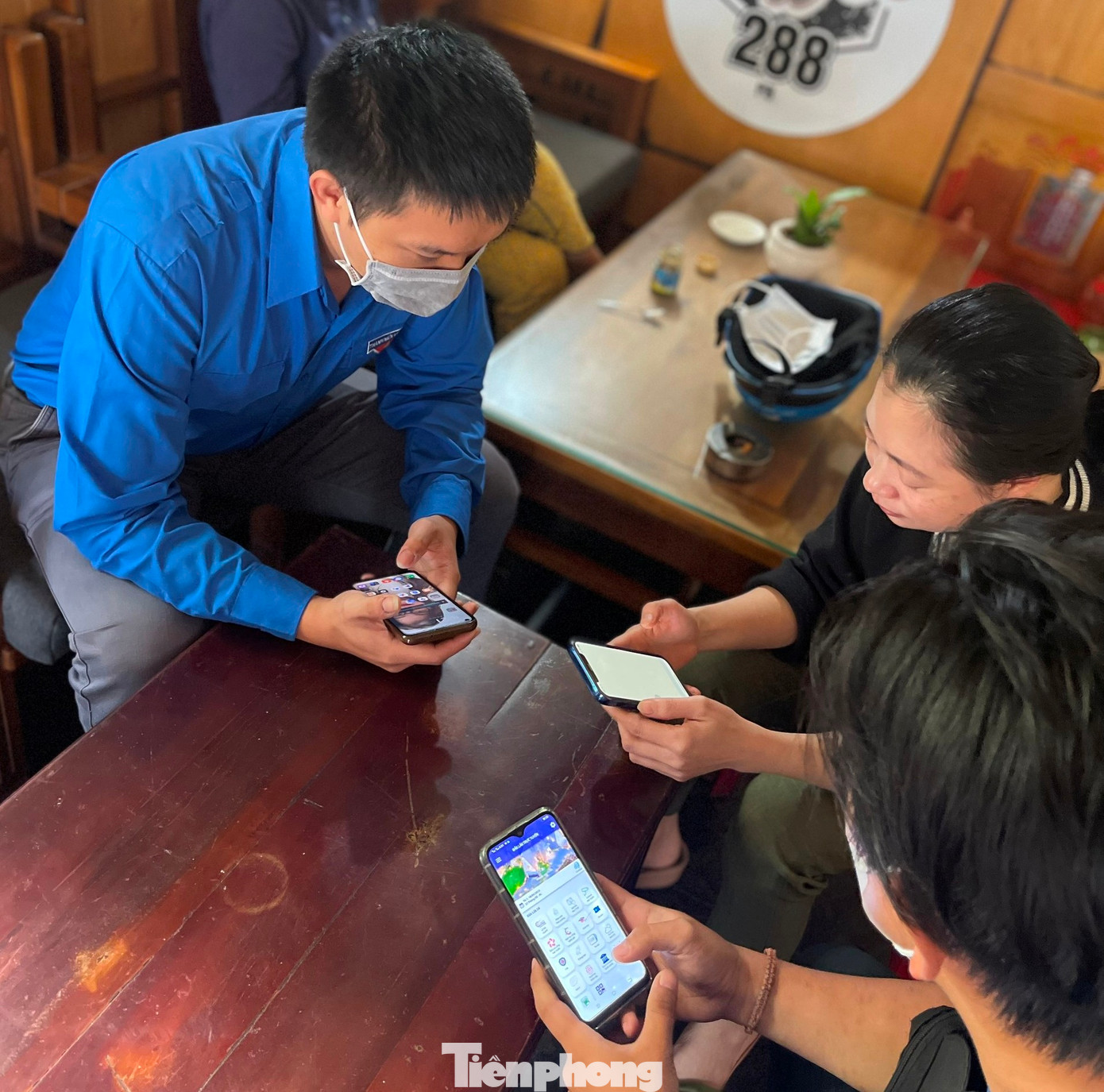 Tình nguyện viên hỗ trợ tư vấn người dân thanh toán điện tử tại các chợ, hộ kinh doanh