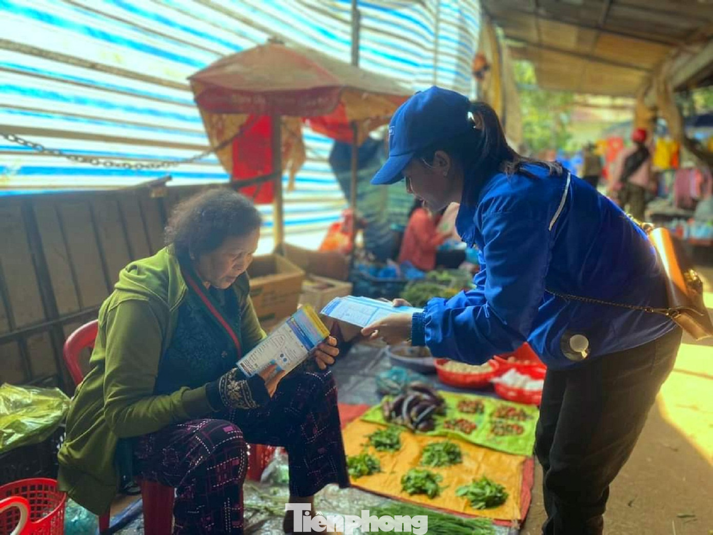 Tình nguyện viên đến các chợ trên địa bàn hướng dẫn người dân về chuyển đổi số