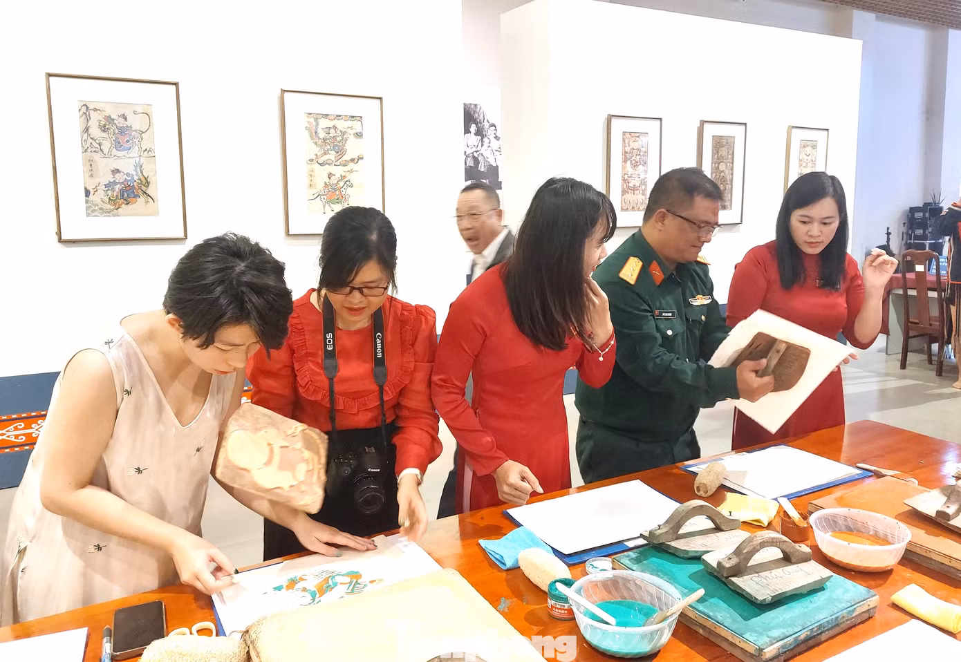 Ông Đinh Một chia sẻ sắc màu rực rỡ, tươi mới và những ý nghĩa sâu sắc về cuộc sống của mỗi bộ tranh sẽ là lời chúc bình an, hạnh phúc gửi tới công chúng yêu nghệ thuật và khách tham quan khi đến với Bảo tàng Đắk Lắk nhân dịp xuân mới. Góp phần tuyên truyền, nâng cao nhận thức của các tầng lớp nhân dân, đặc biệt là các thế hệ trẻ trong việc giữ gìn kho tàng quý giá của nền văn hóa dân tộc Việt Nam.