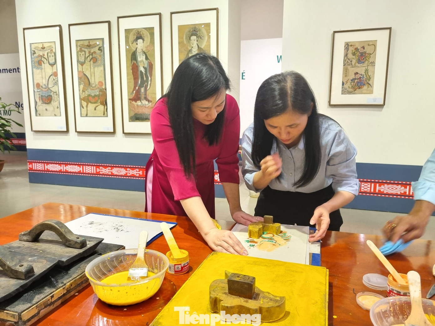 Ván in được đặt lên giấy, dùng xơ mướp xoa lên phía sau tờ giấy để màu bắt đều nét. Cứ như vậy cho đến đủ các màu, màu đen là ván nét được in cuối cùng để hoàn chỉnh bức tranh.