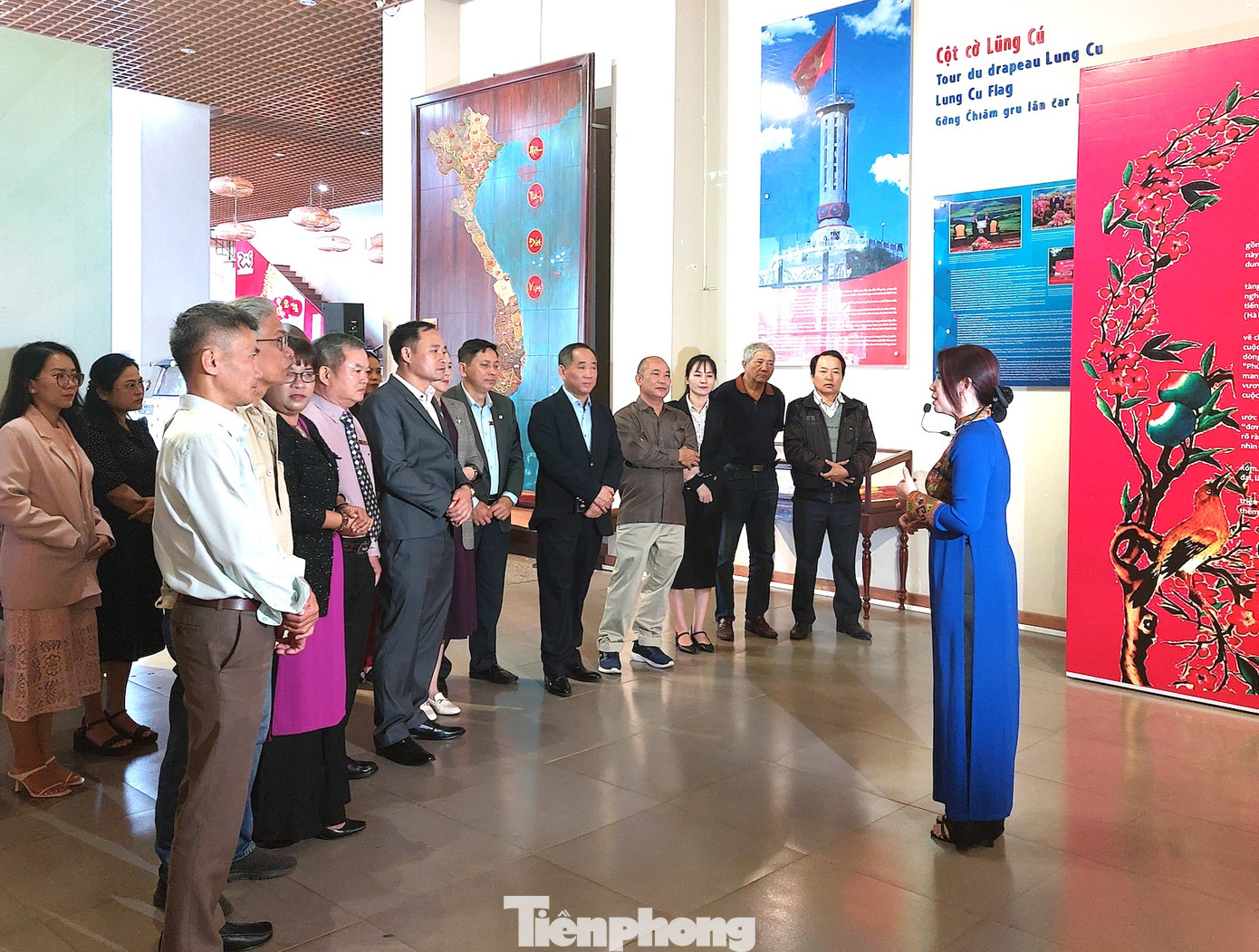 Chuyên đề giới thiệu 69 tranh dân gian tiêu biểu, chọn lọc trong sưu tập của bảo tàng Việt Nam. Với các dòng tranh dân gian nổi tiếng như Đông Hồ (Thuận Thành, Bắc Ninh), Hàng Trống, tranh Kim Hoàng (Hà Nội), và một số tranh thờ Vũ Di (Vĩnh Phúc), Độc Lôi (Nghệ An),…