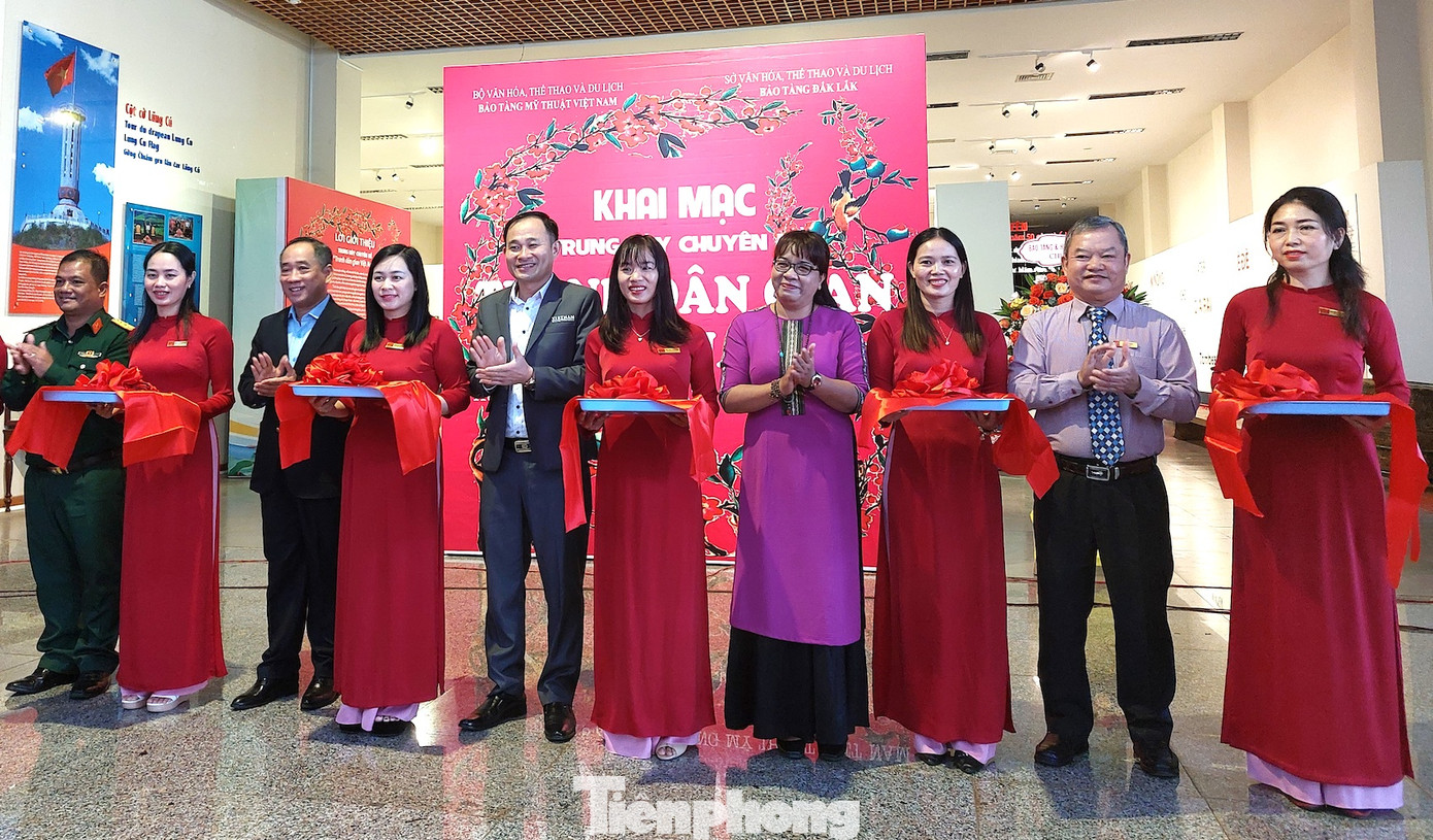 Ngày 19/1, tại TP. Buôn Ma Thuột, Bảo tàng Đắk Lắk phối hợp với Bảo tàng Mỹ thuật Việt Nam tổ chức khai mạc trưng bày chuyên đề Tranh dân gian Việt Nam. Trưng bày chuyên đề diễn ra từ nay đến hết tháng 2.