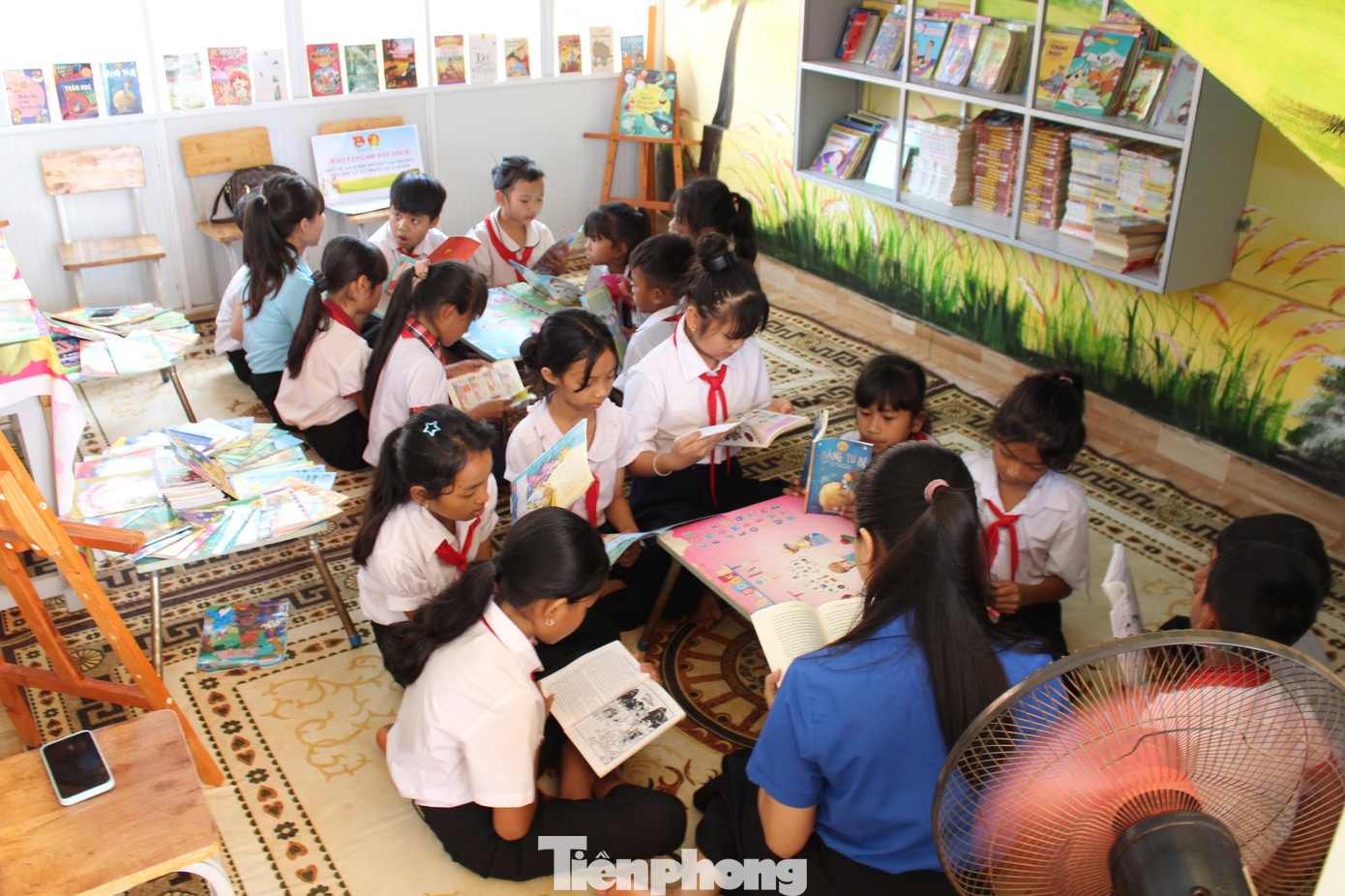 Tại chương trình đã trao tặng 600 đầu sách cho "Tủ sách học đường" của liên đội. Đây sẽ là góc thư viện thân thiện để các em có thể đọc sách, tìm hiểu kiến thức mới sau những giờ học căng thẳng.