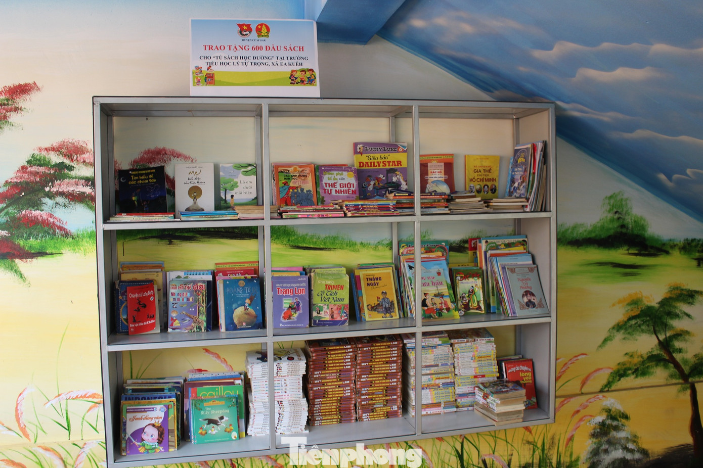 Hưởng ứng Ngày sách và văn hóa đọc, Huyện đoàn, Hội đồng Đội huyện Cư M’gar tổ chức chương trình “Trao tặng tủ sách học đường” cho một trường tiểu học thuộc xã Ea Kuêh.