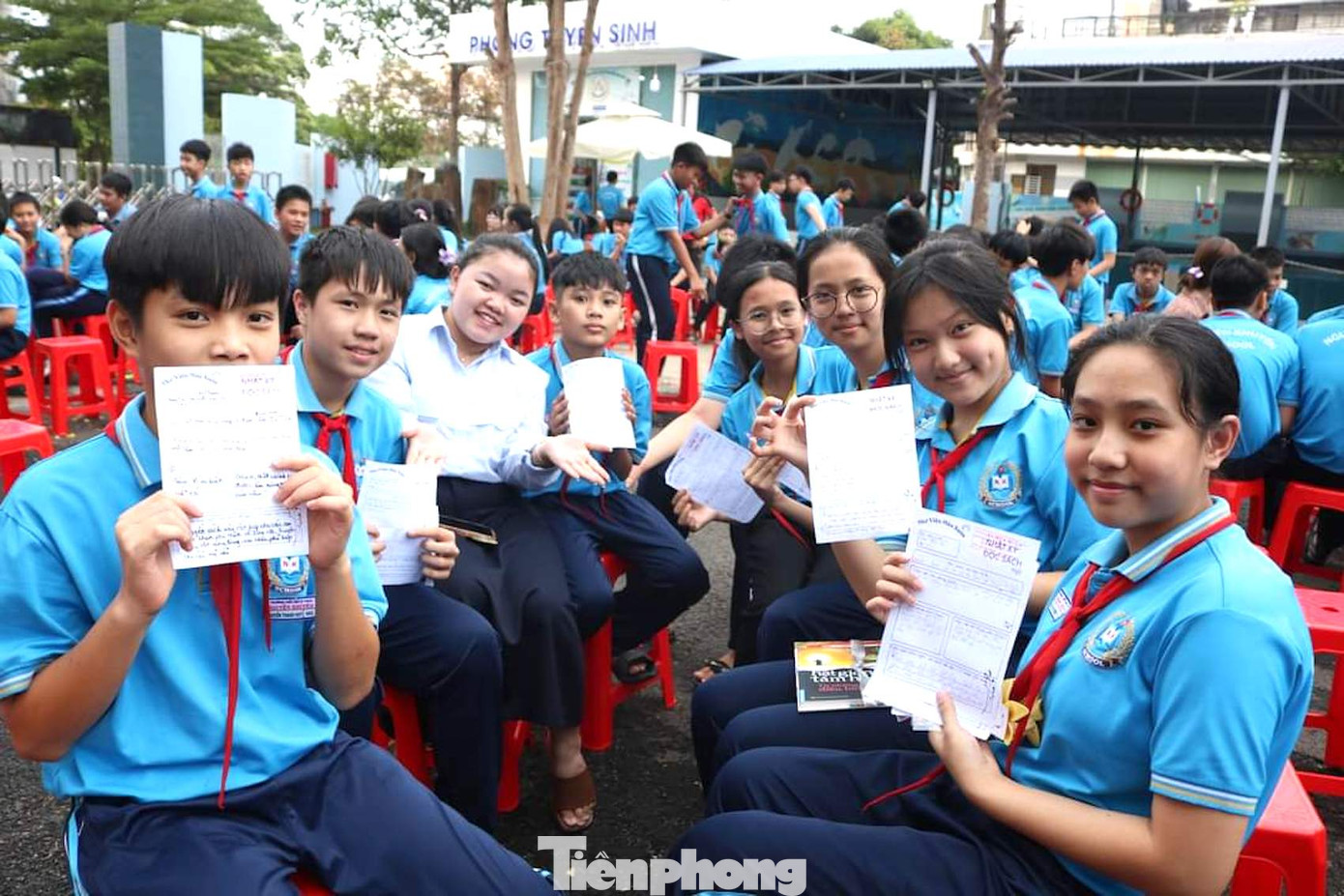 Tại ngày hội, học sinh sẽ viết cảm nghĩ về cuốn sách mình đọc. Ngoài ra, các em còn được làm thẻ đọc sách, tham gia các trò mini game nhận phần quà ý nghĩa.