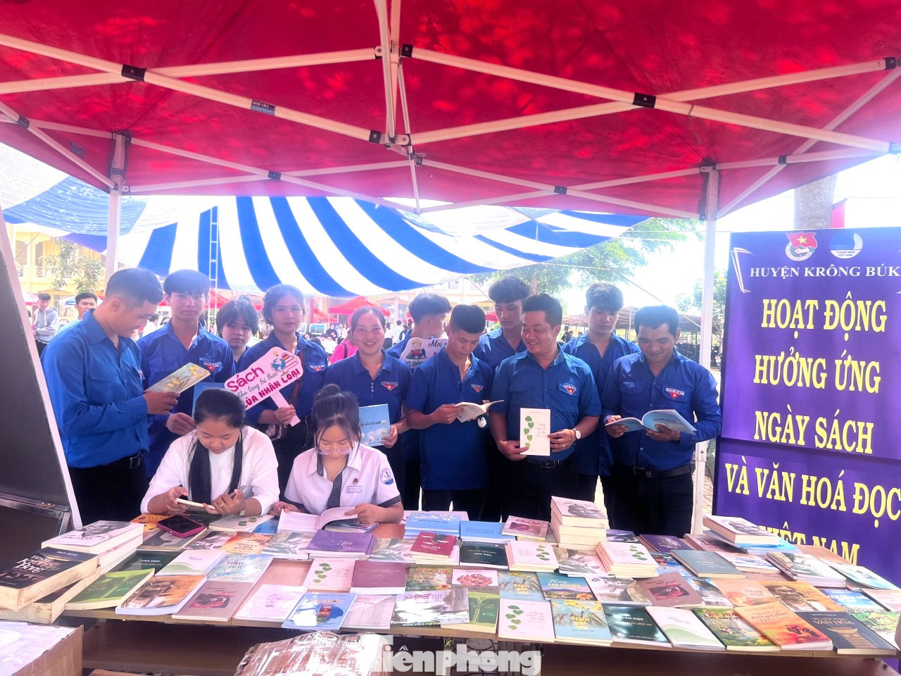 Chương trình Ngày Sách và Văn hoá đọc năm 2024 tại huyện Krông Búk với sự tham gia của hơn 1.000 học sinh, thanh niên trên địa bàn huyện. Với chủ đề “Đọc sách – Đón tương lai”, chương trình diễn ra nhiều hoạt động trải nghiệm sôi nổi.