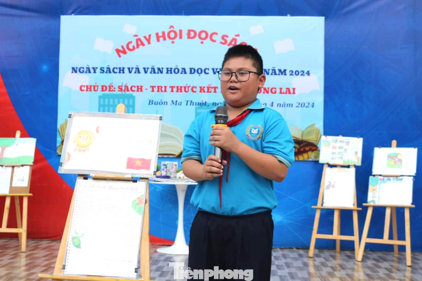 Em Nguyễn Thành Khang (lớp 4, Trường TH và THCS Nguyễn Khuyến) thu hút người xem với tác phẩm Sử Việt 12 khúc tráng ca được thể hiện một cách cô đọng, súc tích. Khang chia sẻ, em chọn sách lịch sử để nhân lên lòng yêu nước, hiểu hơn về lịch sử của dân tộc.