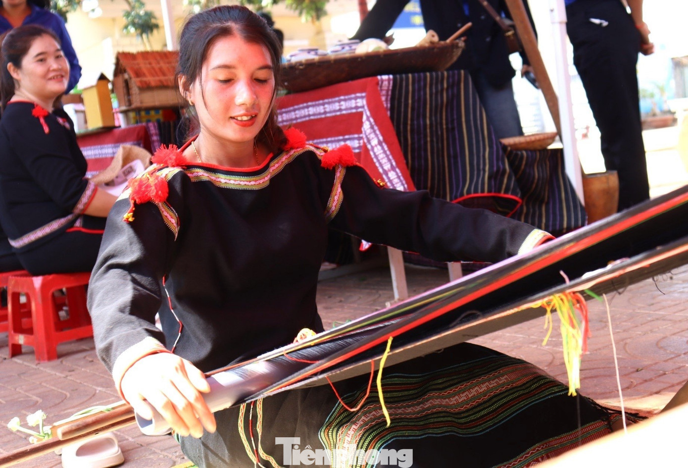 Ngoài ra còn có các gian hàng giới thiệu về sản phẩm khởi nghiệp, nghề dệt truyền thống người Ê đê huyện Krông Búk; Giới thiệu ứng dụng công nghệ dành cho giáo viên và học sinh...