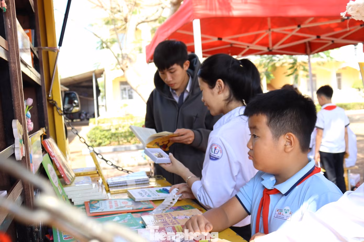 Bên lề chương trình còn có hoạt động triển lãm ảnh nghệ thuật về lịch sử, văn hóa, phong cảnh tỉnh Đắk Lắk; các hoạt động trải nghiệm với thư pháp, mỹ nghệ từ vải vụn, đan móc nghệ thuật...