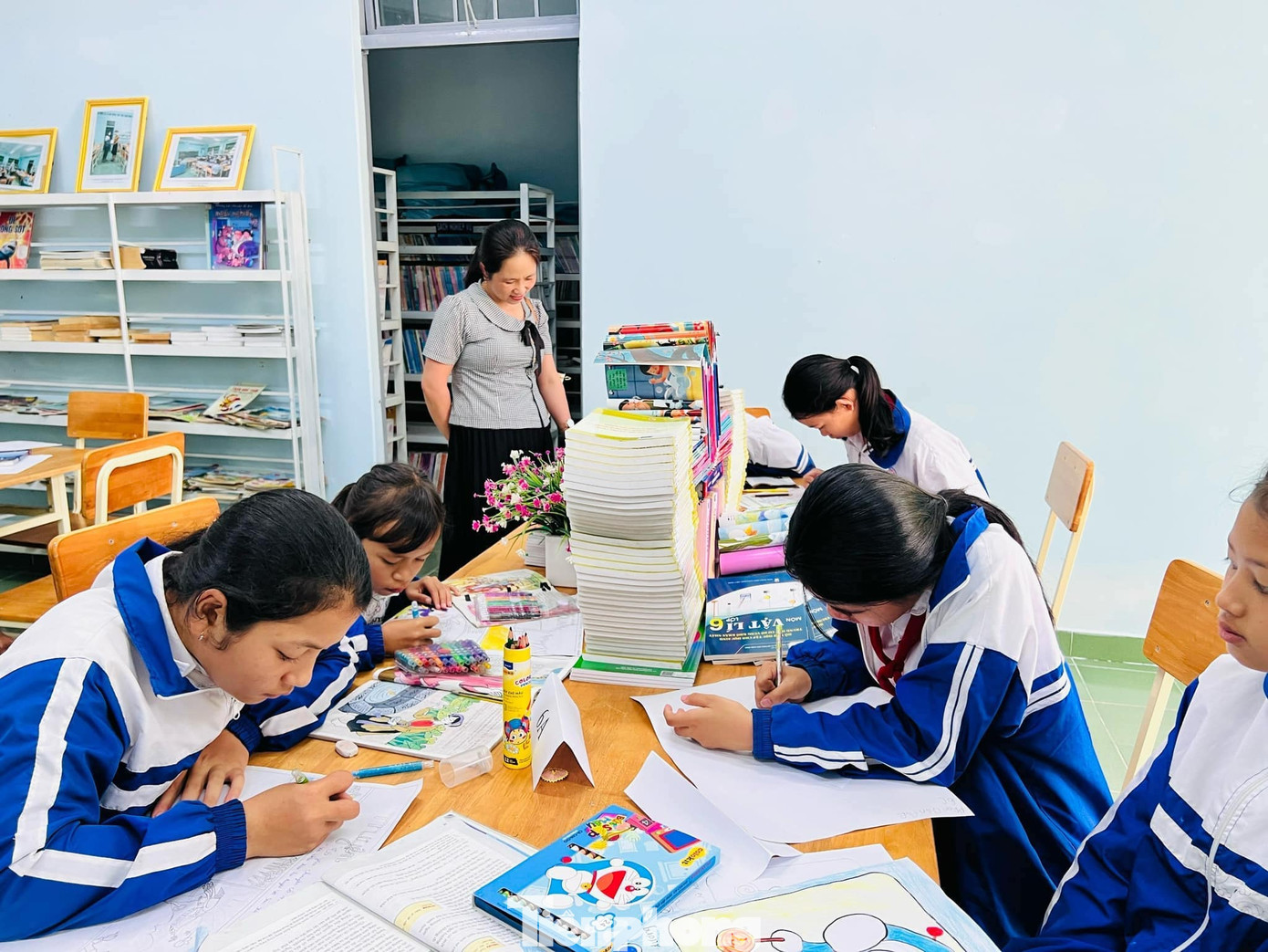 Ngày sách và Văn hóa đọc được Huyện Đoàn, Hội đồng Đội huyện M’đrắk tổ chức cuộc thi vẽ tranh theo sách với chủ đề "Cuốn sách em yêu".