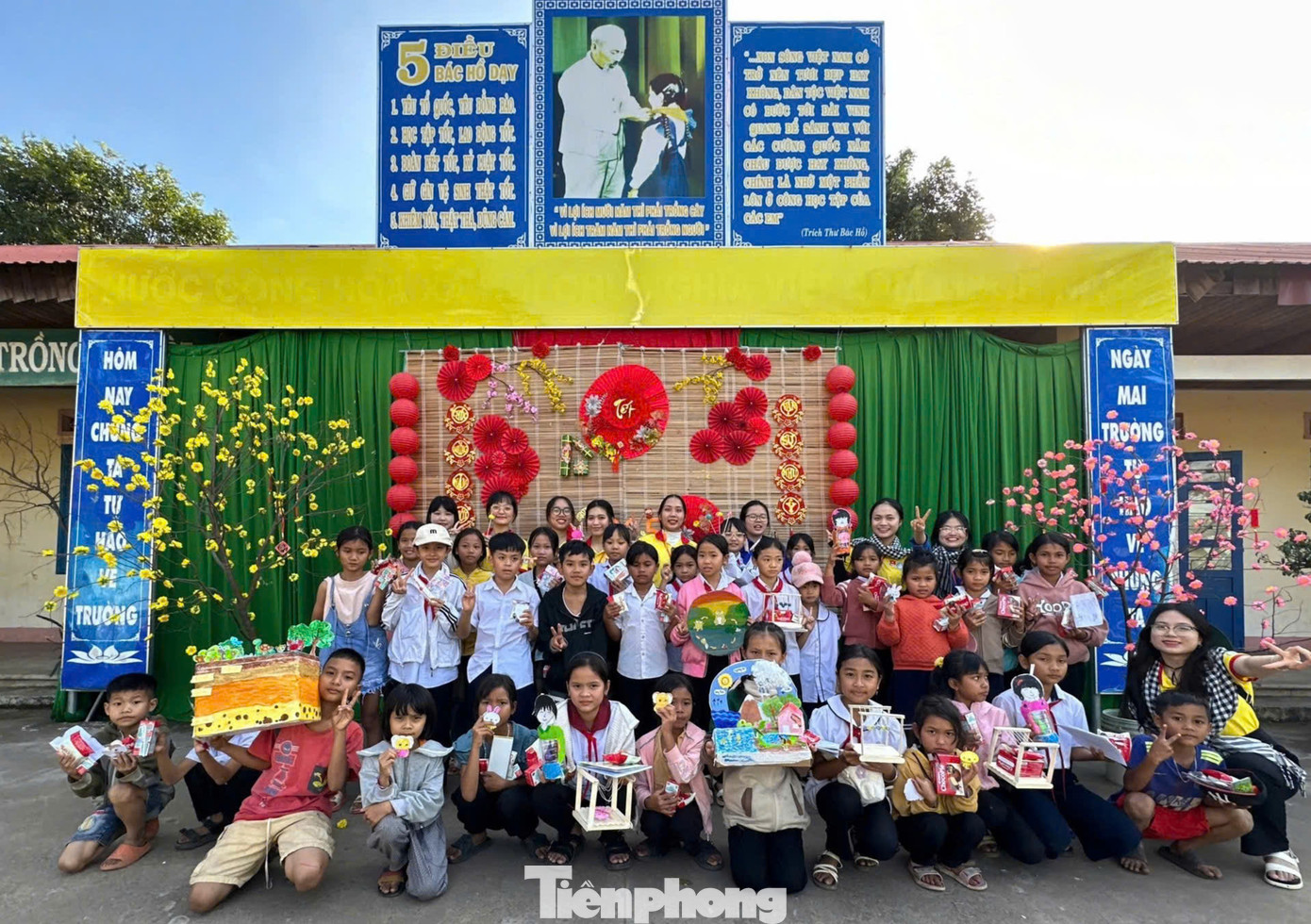 Thời gian qua, đội hình sinh viên tình nguyện (thuộc Hội sinh viên, Hội đồng đội tỉnh Đắk Lắk) tổ chức các buổi workshop với mô hình “Lớp học bổ ích dành cho các em thiếu nhi”.