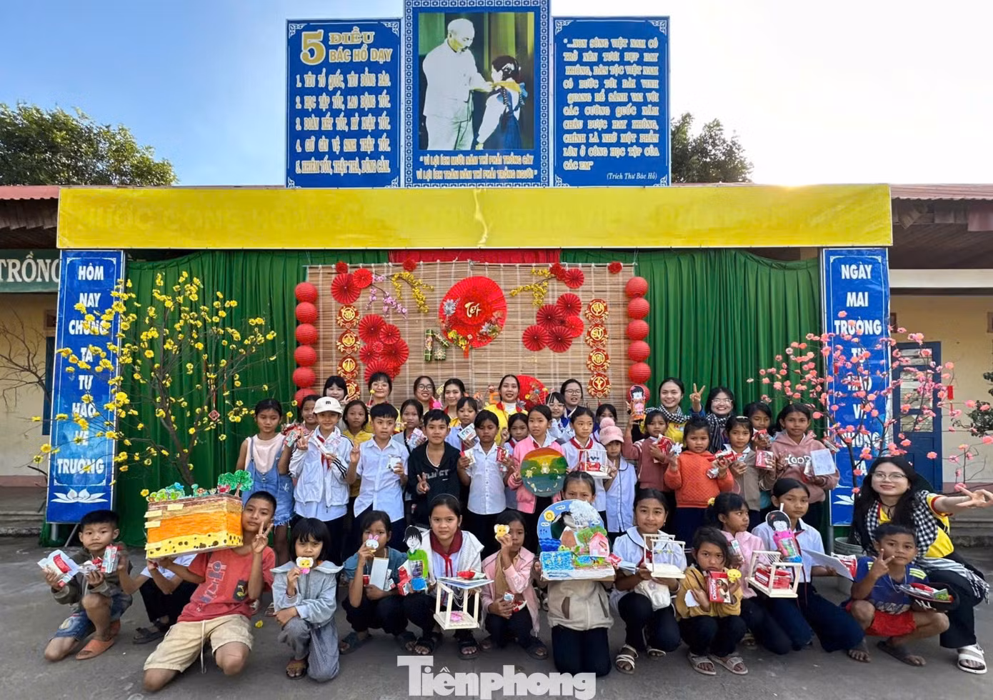 Thời gian qua, đội hình sinh viên tình nguyện (thuộc Hội sinh viên, Hội đồng đội tỉnh Đắk Lắk) tổ chức các buổi workshop với mô hình “Lớp học bổ ích dành cho các em thiếu nhi”.