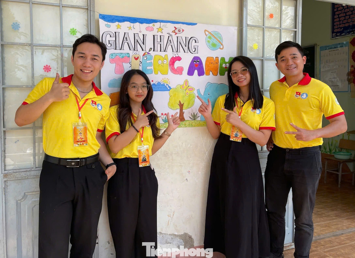 Đội hình tình nguyện phối hợp cùng Câu lạc bộ Tiếng Anh tỉnh Đắk Lắk tổ chức một lớp học Tiếng Anh dành cho các bạn học sinh tại huyện Buôn Đôn.