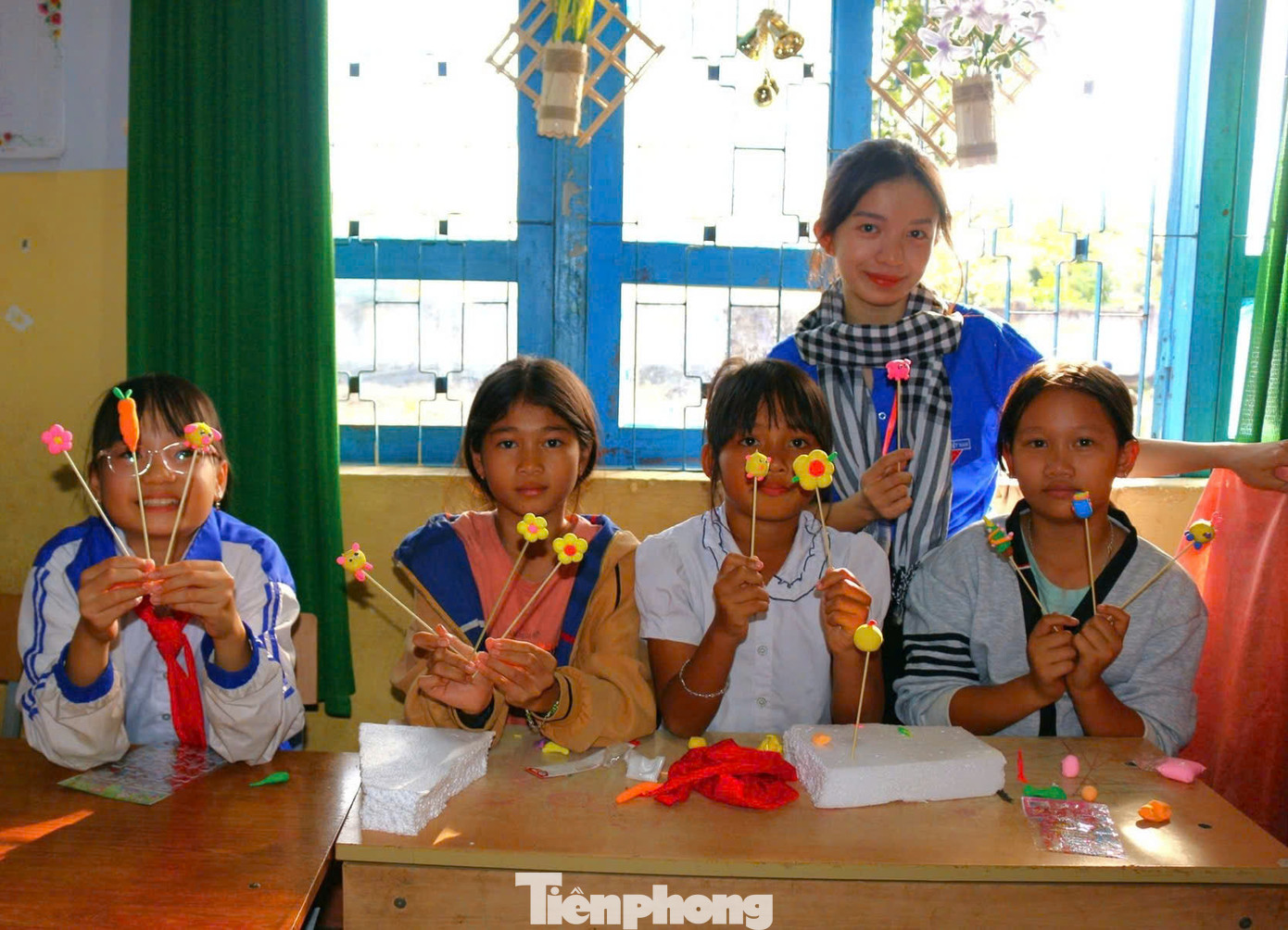 Tại lớp học “Nghệ nhân tò he nhí”, các em nhỏ có cơ hội được trải nghiệm nghề làm tò he. Từ những cục bột đầy màu sắc, các bạn đã khéo léo biến chúng thành những sản phẩm dễ thương.