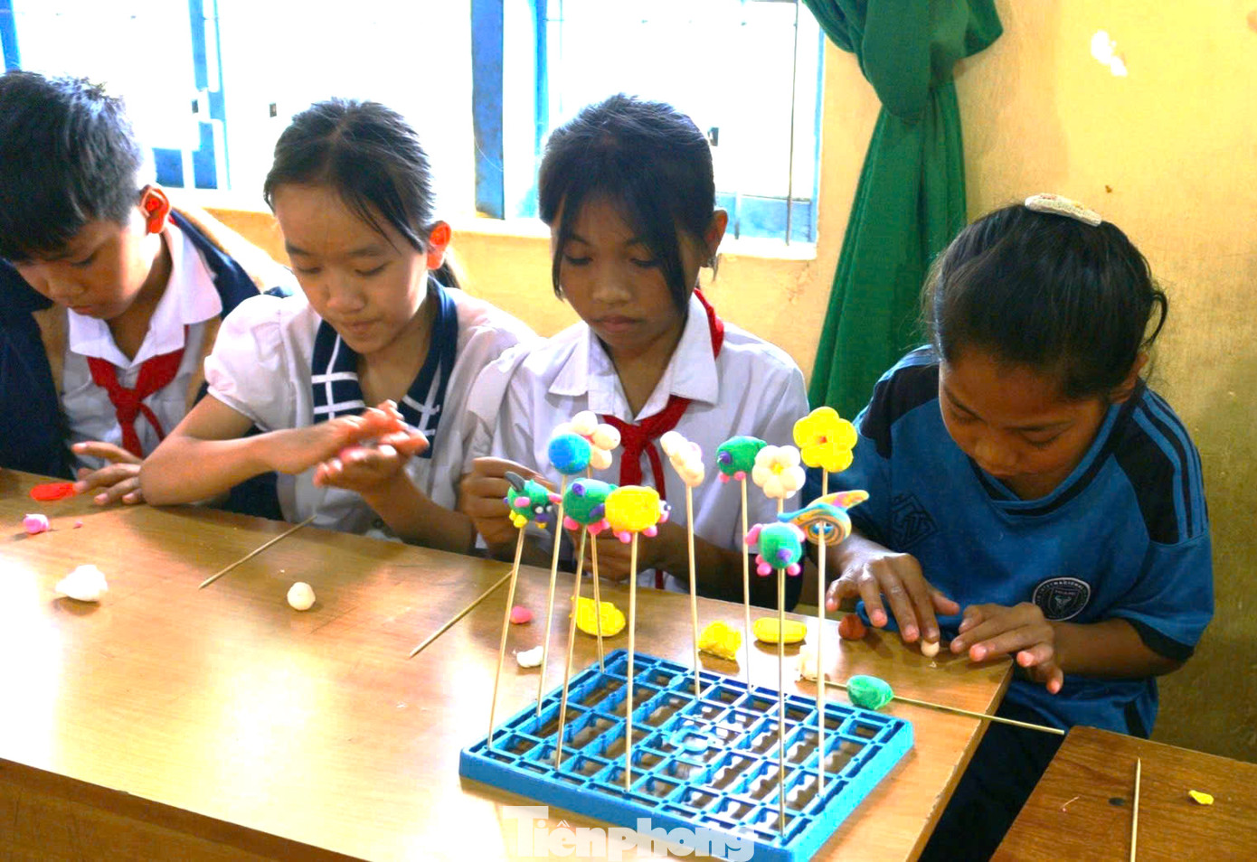 Trong buổi học, các em được thỏa sức sáng tạo để tạo nên những sản phẩm độc đáo và đẹp mắt.