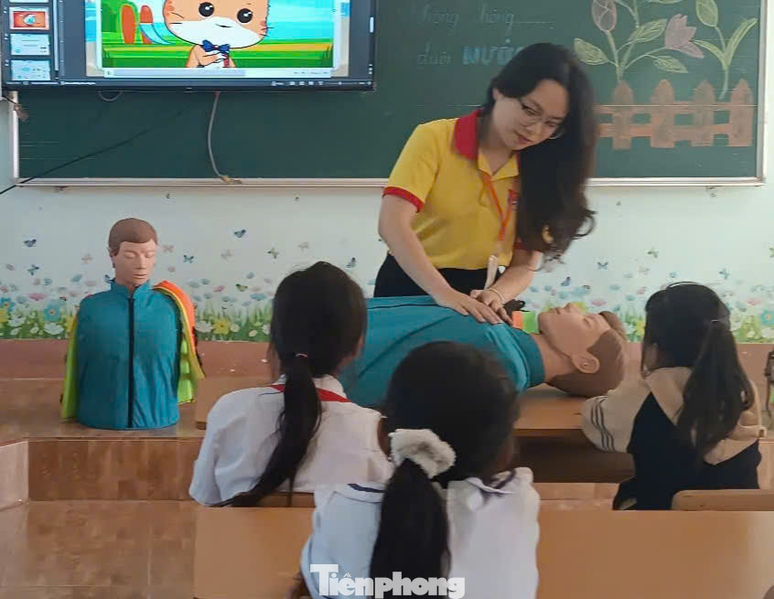 Lớp học phòng chống đuối nước với sự hướng dẫn tận tình từ các tình nguyện viên, các em được cung cấp các kỹ năng cơ bản giúp tự bảo vệ bản thân khi tiếp xúc với môi trường nước.