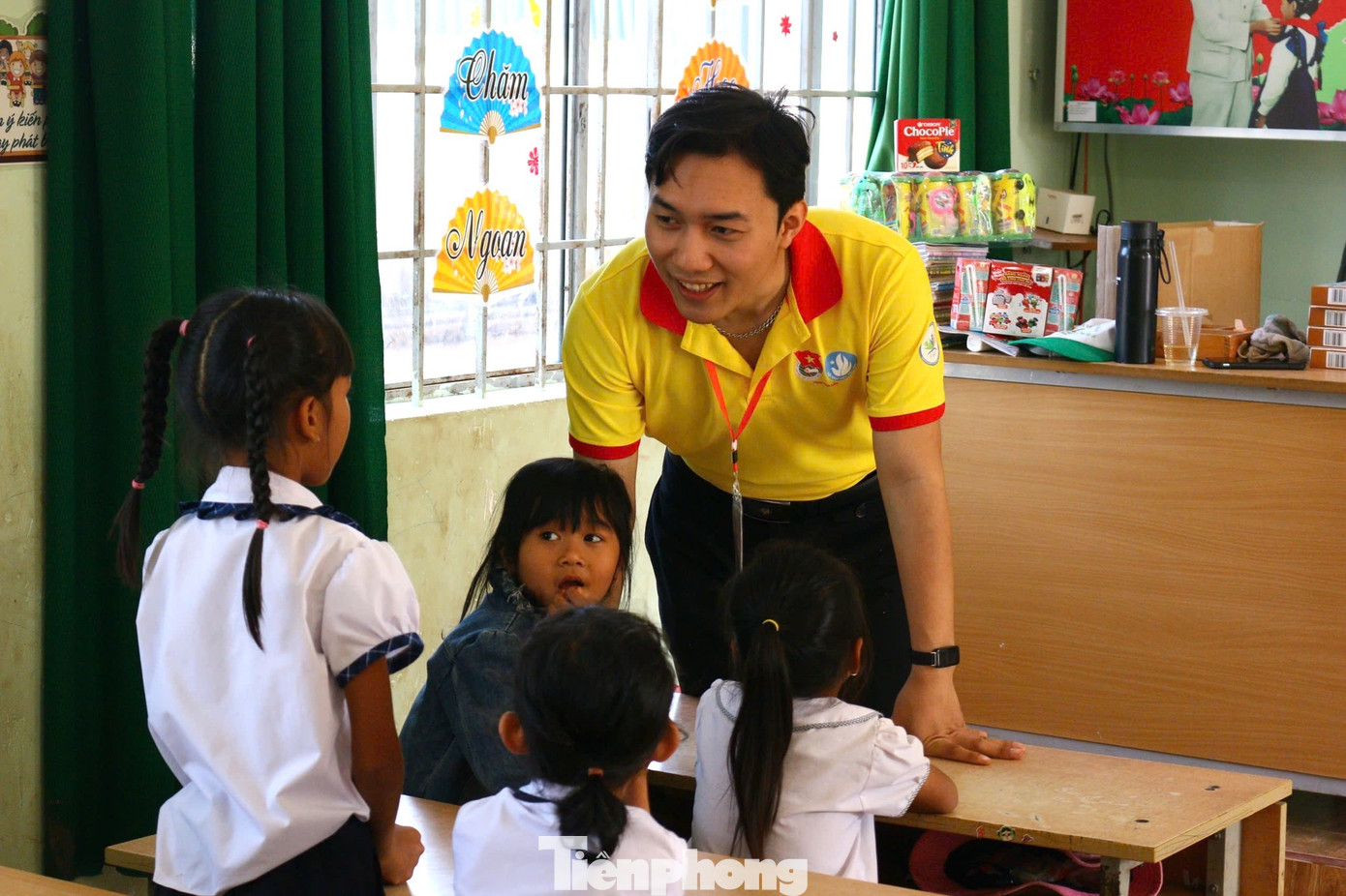 Tại đây, các em được làm quen với những từ vựng cơ bản và giao tiếp thông dụng qua các trò chơi và bài hát vui nhộn. Lớp học giúp các bạn nhỏ có thêm sự tự tin trong việc sử dụng tiếng Anh, khơi dậy niềm yêu thích với ngôn ngữ này.