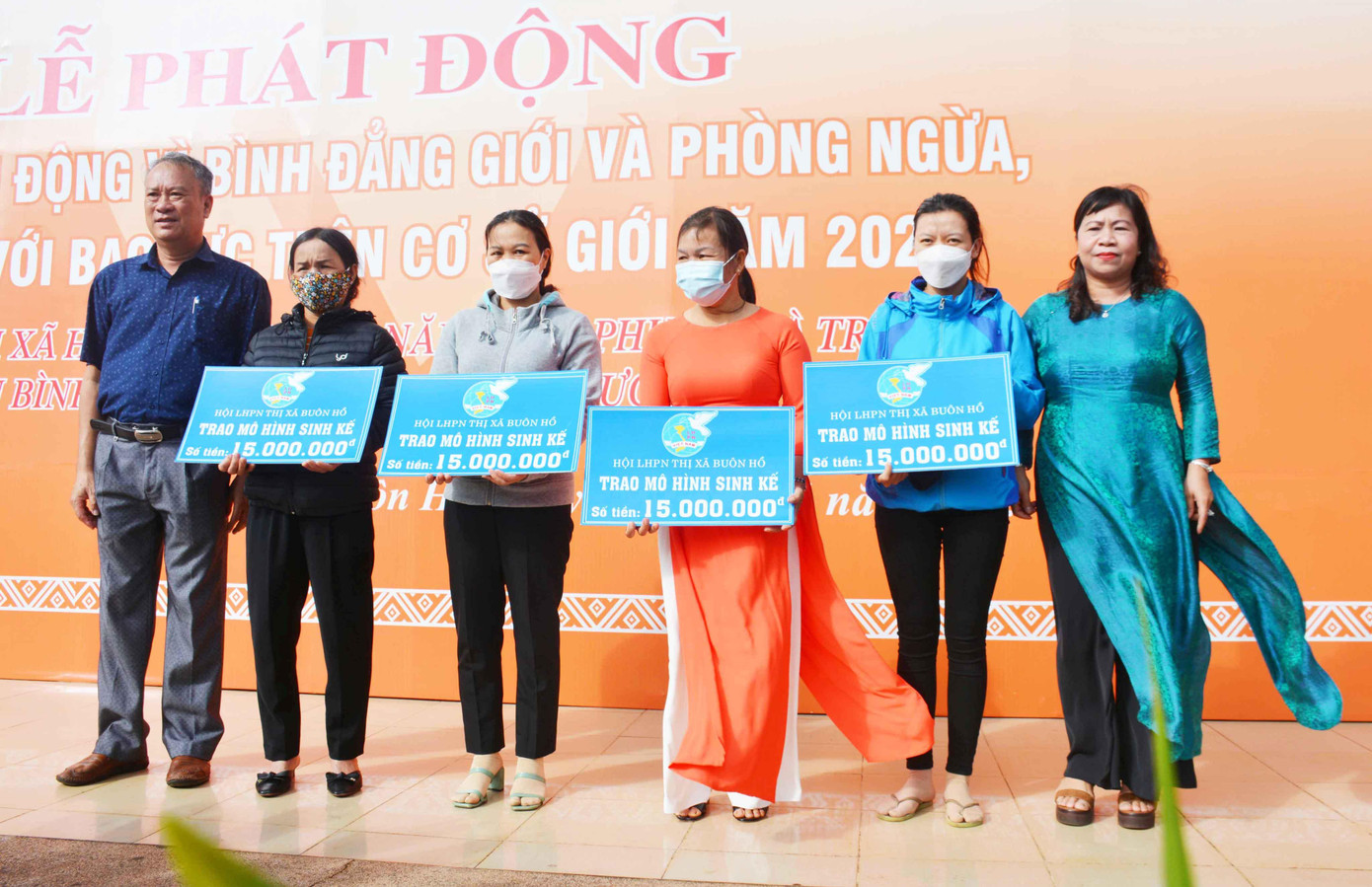 Ban tổ chức chương trình trao 5 suất hỗ trợ khởi nghiệp phát triển kinh tế cho phụ nữ nghèo Ban tổ chức chương trình trao 5 suất hỗ trợ khởi nghiệp phát triển kinh tế cho phụ nữ nghèo