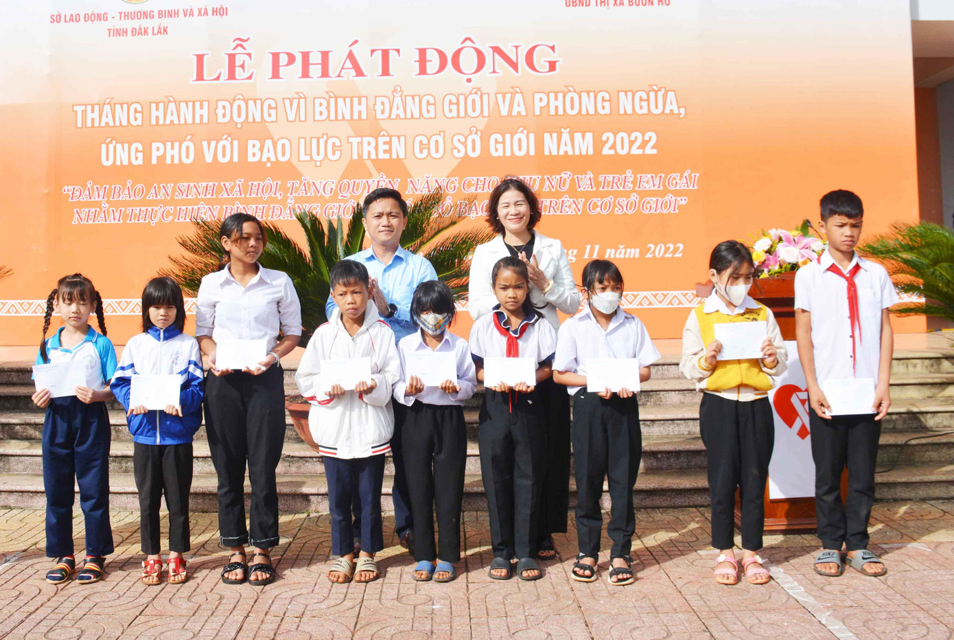 Học sinh có hoàn cảnh đặc biệt khó khăn được trao học bổng Học sinh có hoàn cảnh đặc biệt khó khăn được trao học bổng