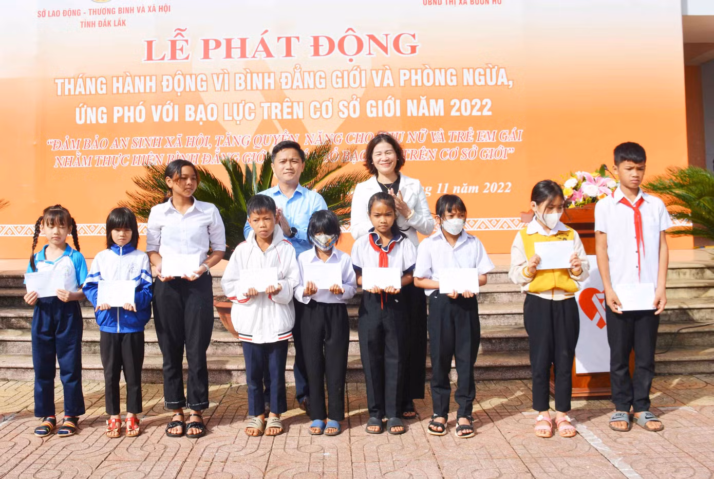 Học sinh có hoàn cảnh đặc biệt khó khăn được trao học bổng Học sinh có hoàn cảnh đặc biệt khó khăn được trao học bổng