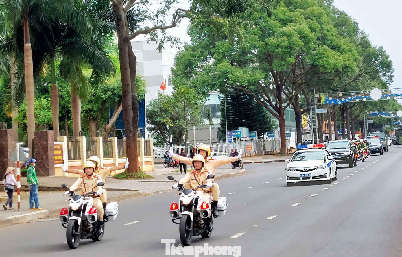 Trên các tuyến phố Buôn Ma Thuột, lực lượng công an diễu hành kêu gọi người dân hưởng ứng đợt cao điểm Trên các tuyến phố Buôn Ma Thuột, lực lượng công an diễu hành kêu gọi người dân hưởng ứng đợt cao điểm