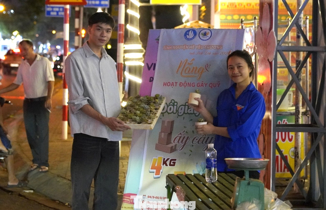 Các bạn sinh viên tổ chức nhiều hoạt động tại trường ĐH Tây Nguyên; Trường Cao đẳng sư phạm Đắk Lắk như đổi giấy lấy cây, cứ 4kg giấy đổi 1 cây sen đá.