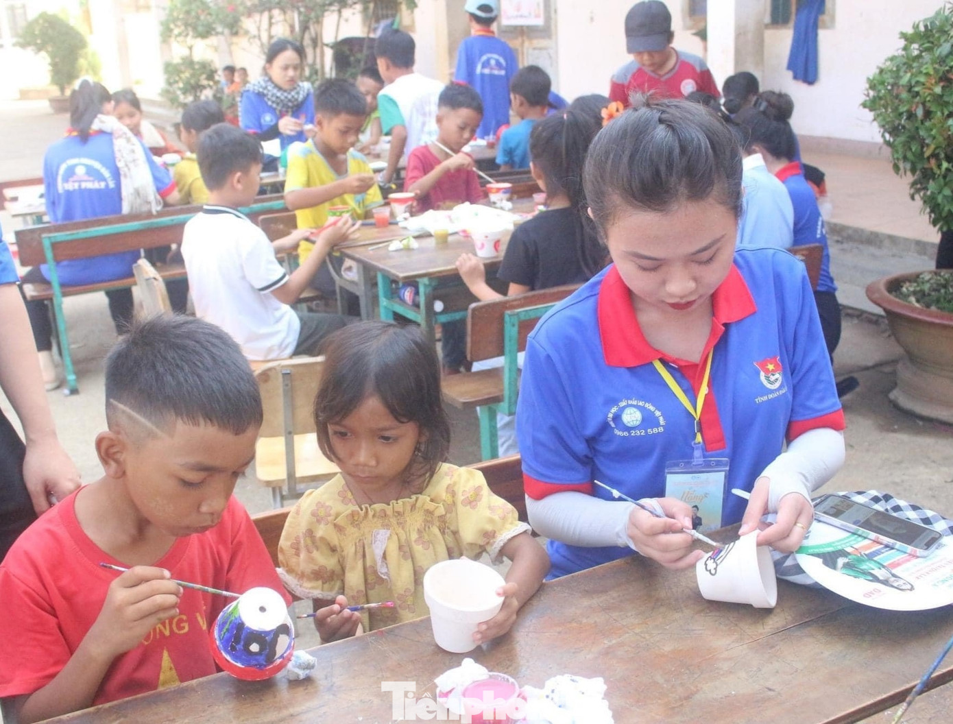 Vào hai ngày cuối tuần, CLB Phát triển sinh viên Đắk Lắk tổ chức hoạt động gây quỹ. Qua đó, chuẩn bị những món quà nhỏ gửi đến người dân và trẻ em ở huyện Lắk, mang đến một mùa hè năng động và tràn ngập tiếng cười.