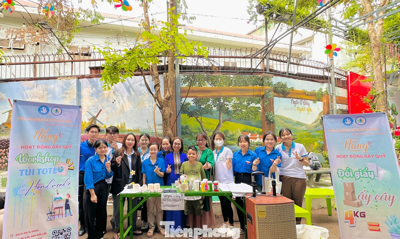 “Tình nguyện hè yêu thương: Nắng” là chương trình thiện nguyện do Câu lạc bộ (CLB) phát triển sinh viên Đắk Lắk (trực thuộc Hội Sinh viên tỉnh này) tổ chức với mong muốn phần nào giúp đỡ các hoàn cảnh khó khăn và mang lại niềm vui cho các em nhỏ tại huyện Lắk.