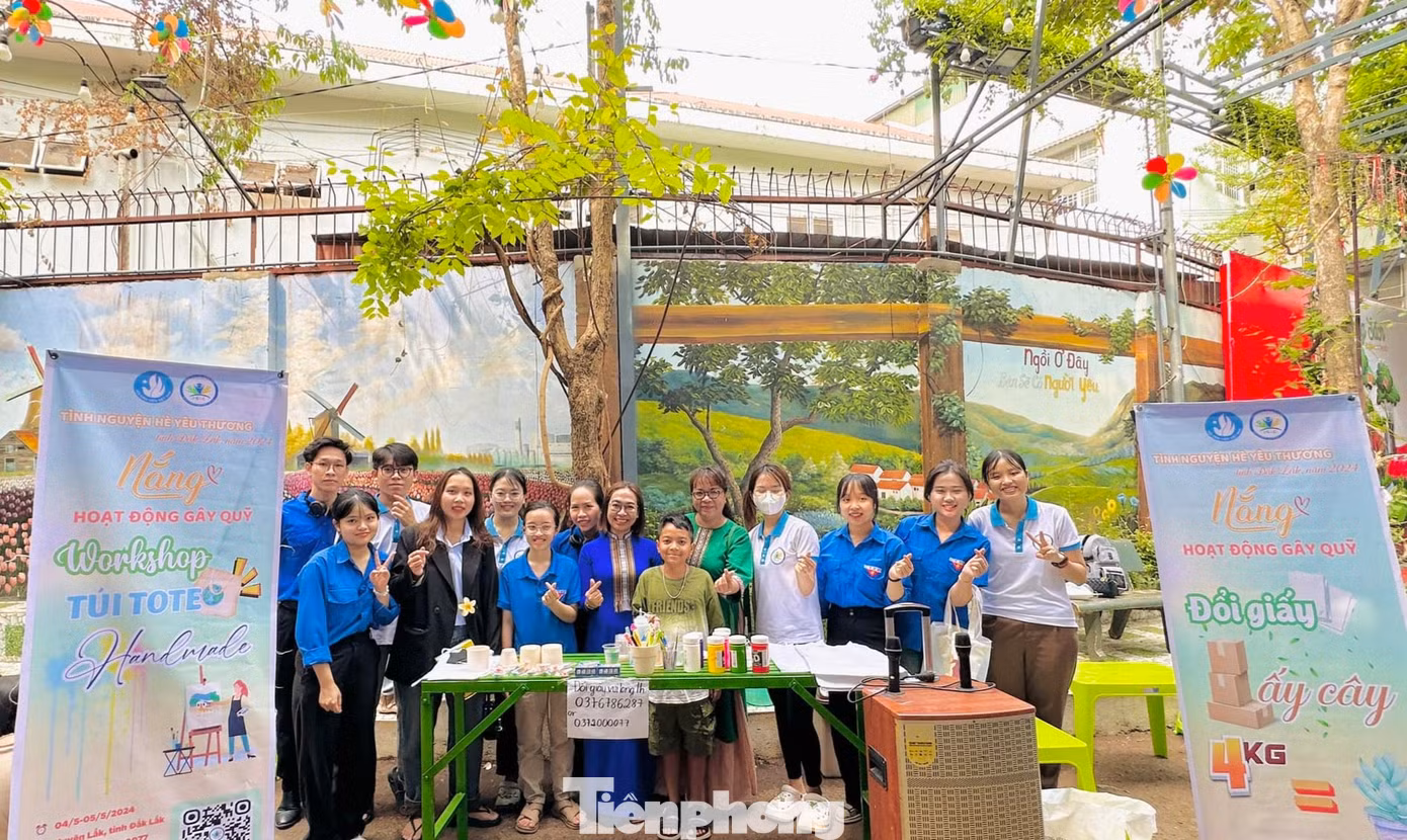 “Tình nguyện hè yêu thương: Nắng” là chương trình thiện nguyện do Câu lạc bộ (CLB) phát triển sinh viên Đắk Lắk (trực thuộc Hội Sinh viên tỉnh này) tổ chức với mong muốn phần nào giúp đỡ các hoàn cảnh khó khăn và mang lại niềm vui cho các em nhỏ tại huyện Lắk.