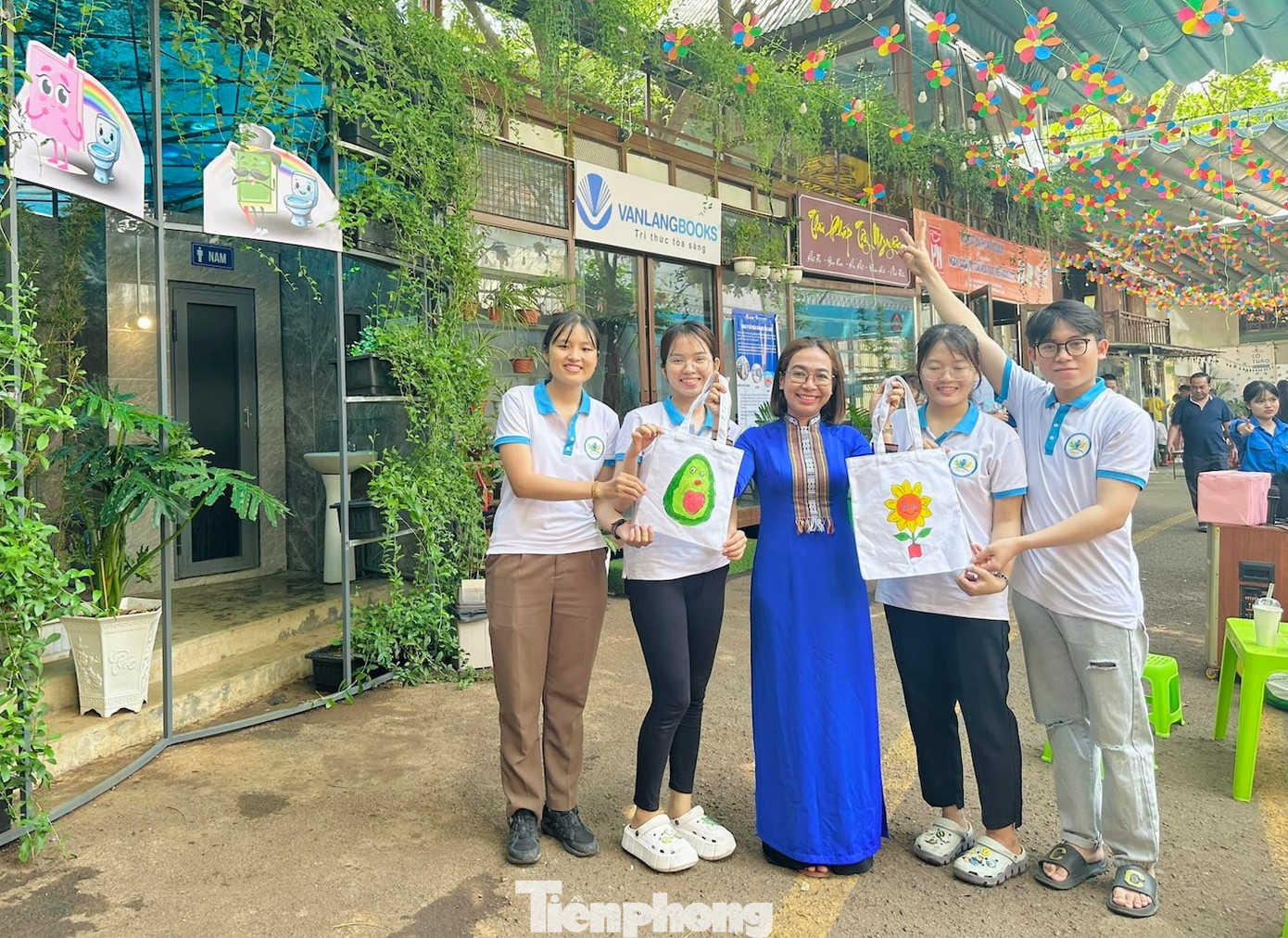 Các bạn sinh viên chọn chủ đề “Tình nguyện hè yêu thương: Nắng” với ý nghĩa lan toả, mang lại ánh sáng cho mọi người giống như hành động lan tỏa yêu thương đến bà con.