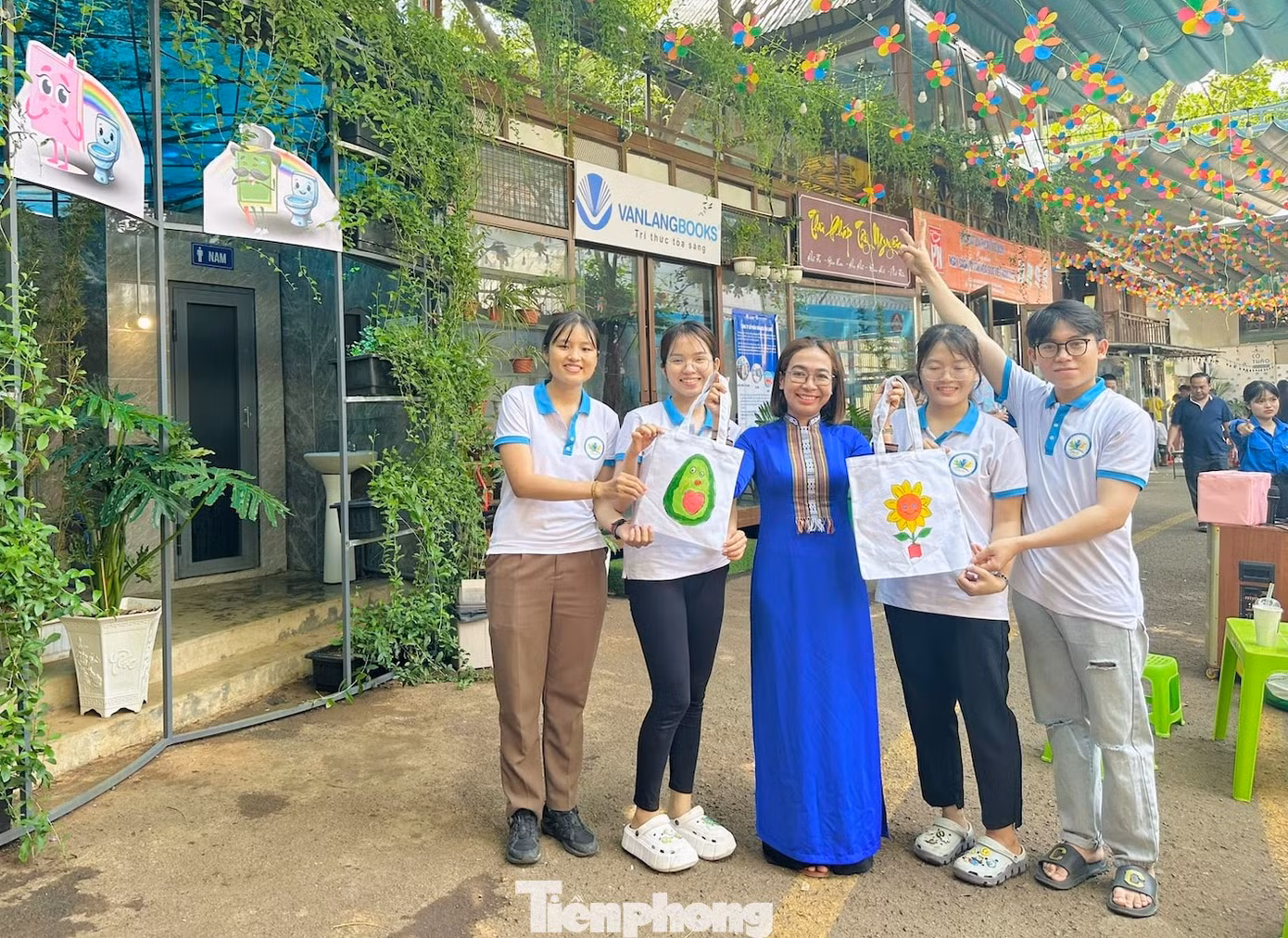 Các bạn sinh viên chọn chủ đề “Tình nguyện hè yêu thương: Nắng” với ý nghĩa lan toả, mang lại ánh sáng cho mọi người giống như hành động lan tỏa yêu thương đến bà con.