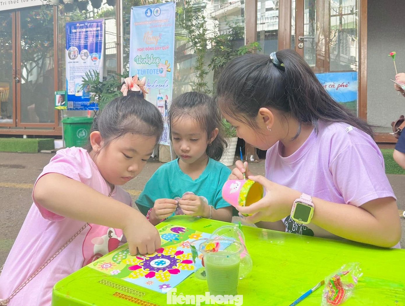 Tại Đường sách cà phê Buôn Ma Thuột diễn ra các hoạt động: Làm túi Tote handmade; đổi giấy lấy cây; làm chậu cây handmade....