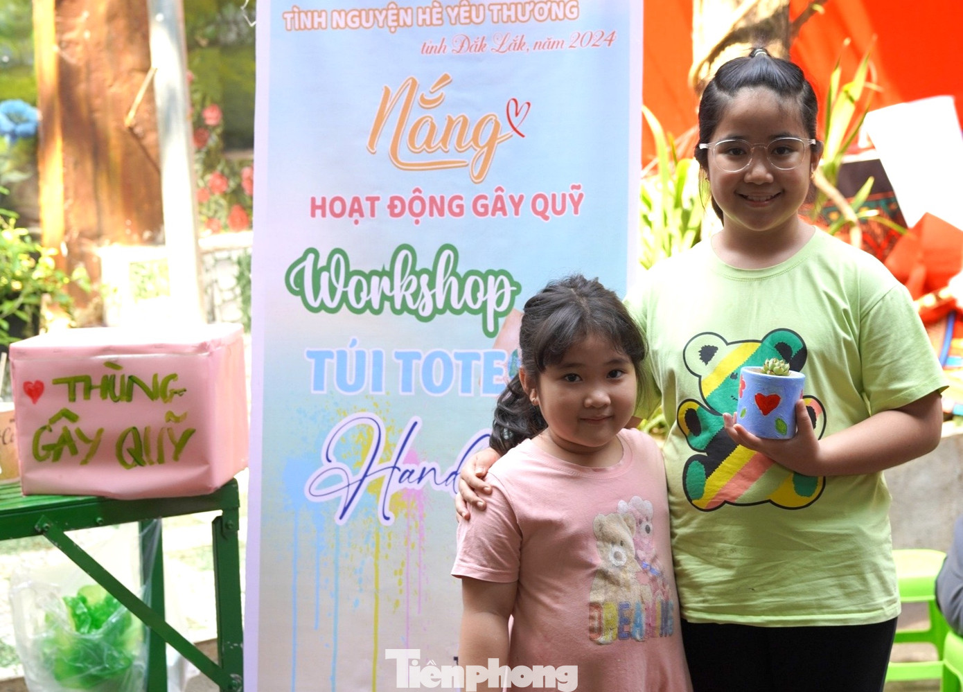 Hoạt động thu hút các bạn trẻ và nhiều học sinh tham gia. Mọi người được tự tay thiết kế một chiếc túi tote xinh xắn.