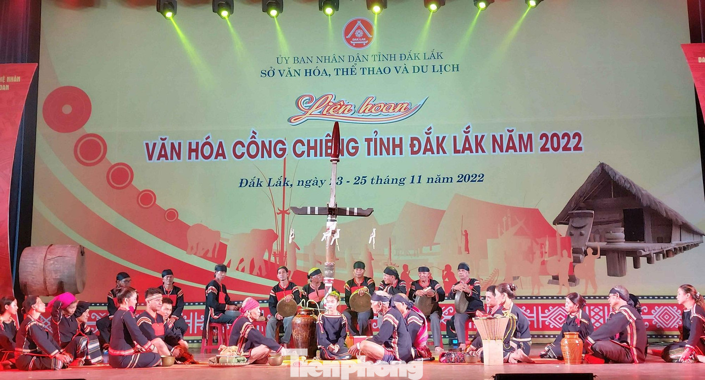 Tái hiện lễ hỏi chồng của người Ê Đê.