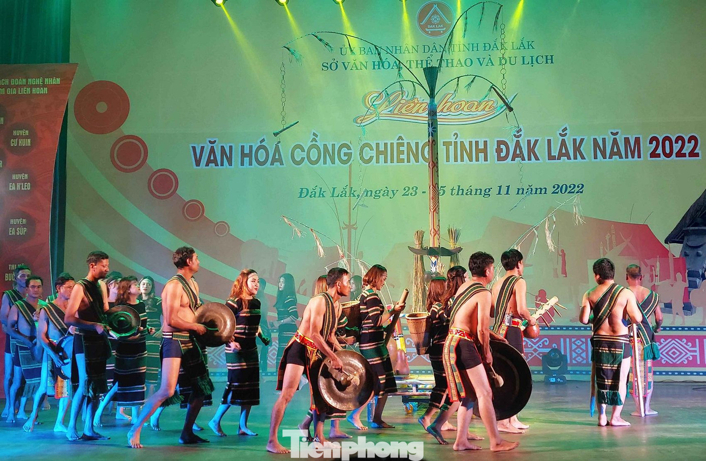 Đội nghệ nhân huyện Buôn Đôn tái hiện lễ cúng mừng lúa mới