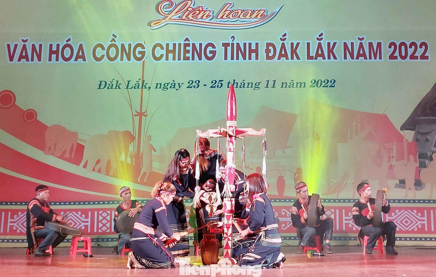 Tiết mục mời rượu của đội nghệ nhân thị xã Buôn Hồ.