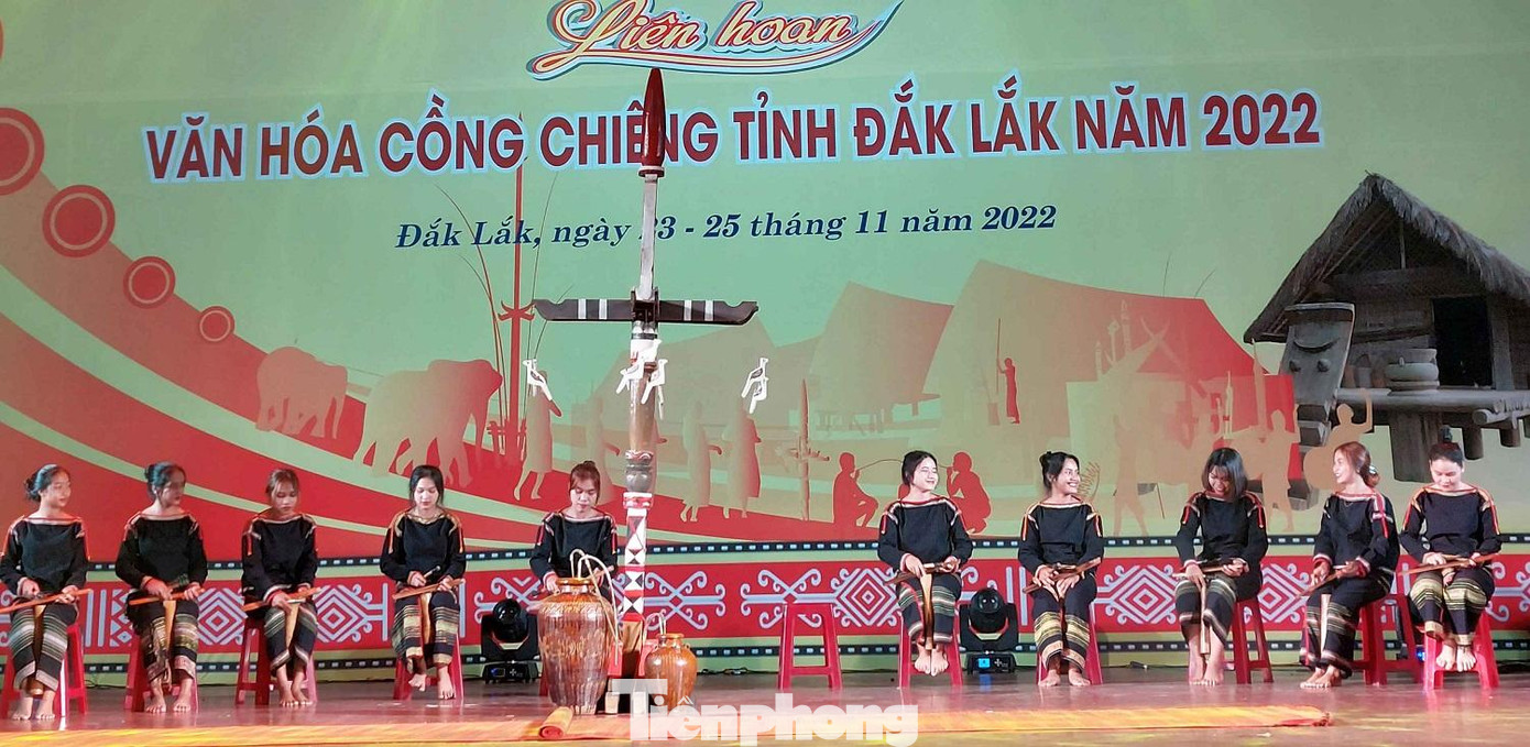 Tiết mục diễn tấu chiêng tại liên hoan của đội chiêng nữ của TP. Buôn Ma Thuột.