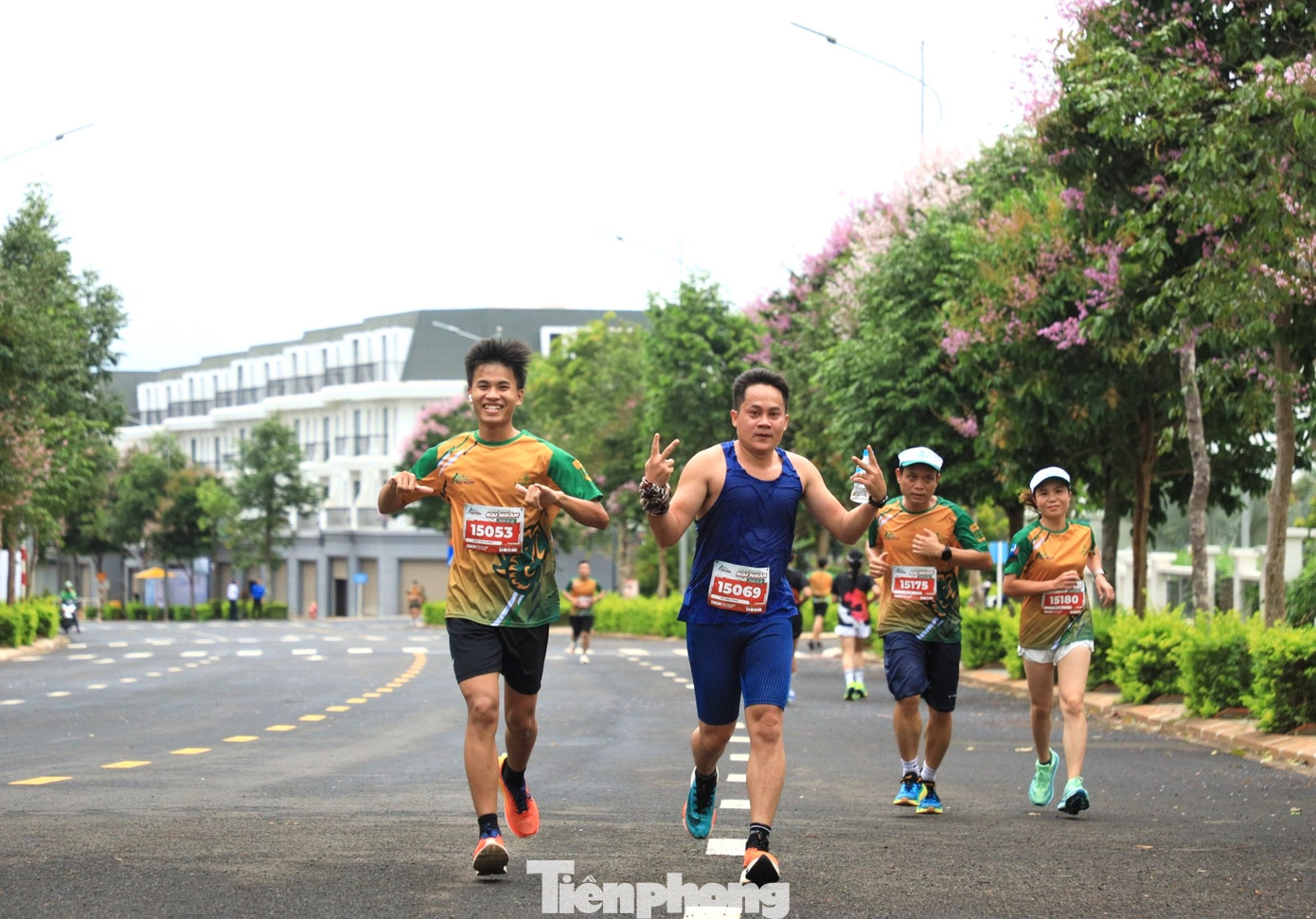 Đường chạy các cự ly đi qua các tuyến đường của trường đại học và những tuyến rợp bóng cây xanh cùng sắc hoa rực rỡ của TP Buôn Ma Thuột, với sự cổ vũ nhiệt tình của đông đảo người dân và đoàn thanh niên.