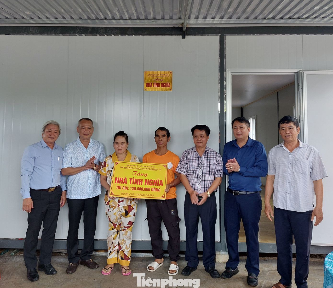 Sở y tế Đắk Lắk bàn giao nhà tình nghĩa cho vợ chồng chị H'Yi Sở y tế Đắk Lắk bàn giao nhà tình nghĩa cho vợ chồng chị H'Yi