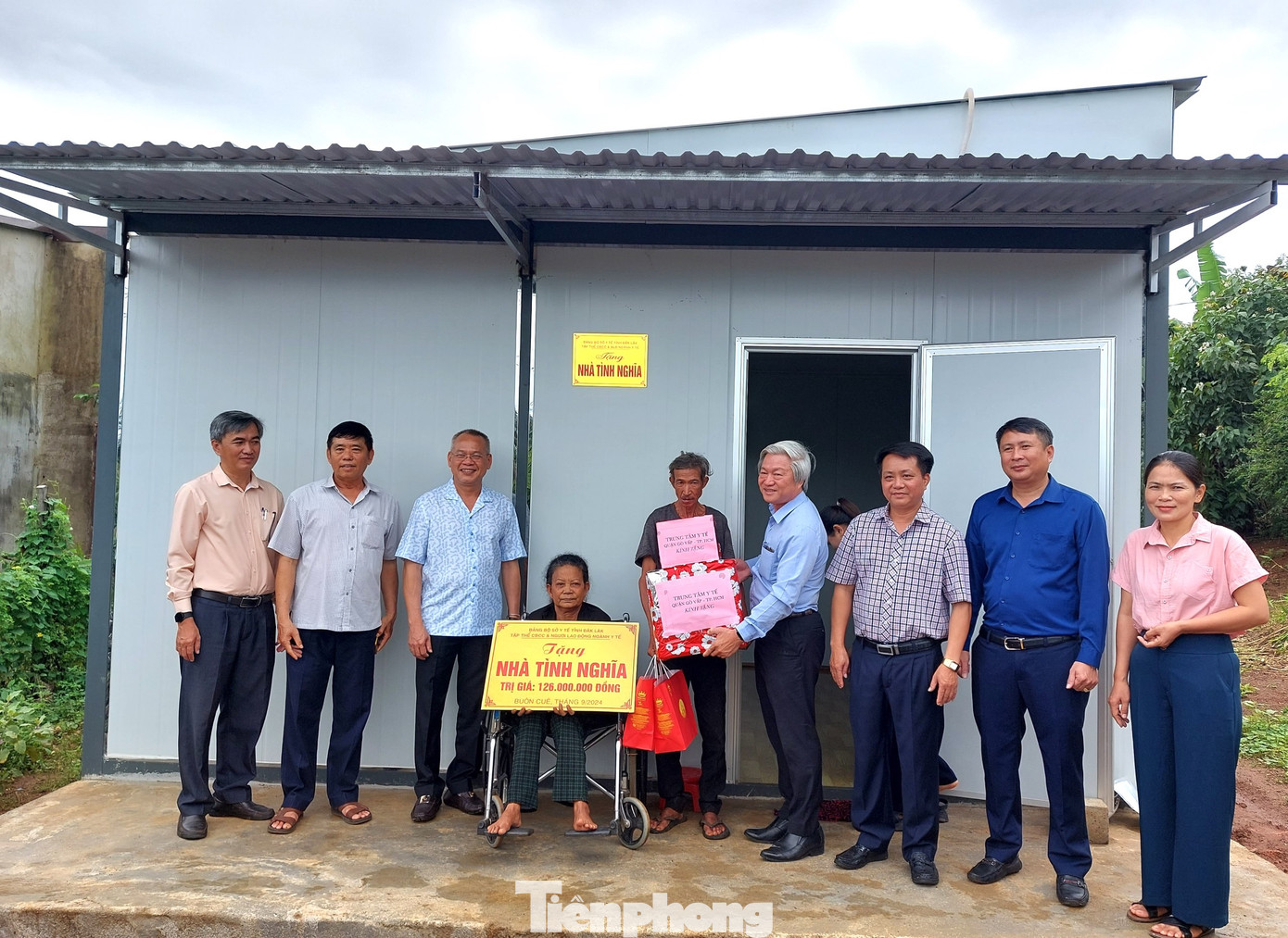 Vợ chồng bà H'Jin trước ngôi nhà mới Vợ chồng bà H'Jin trước ngôi nhà mới