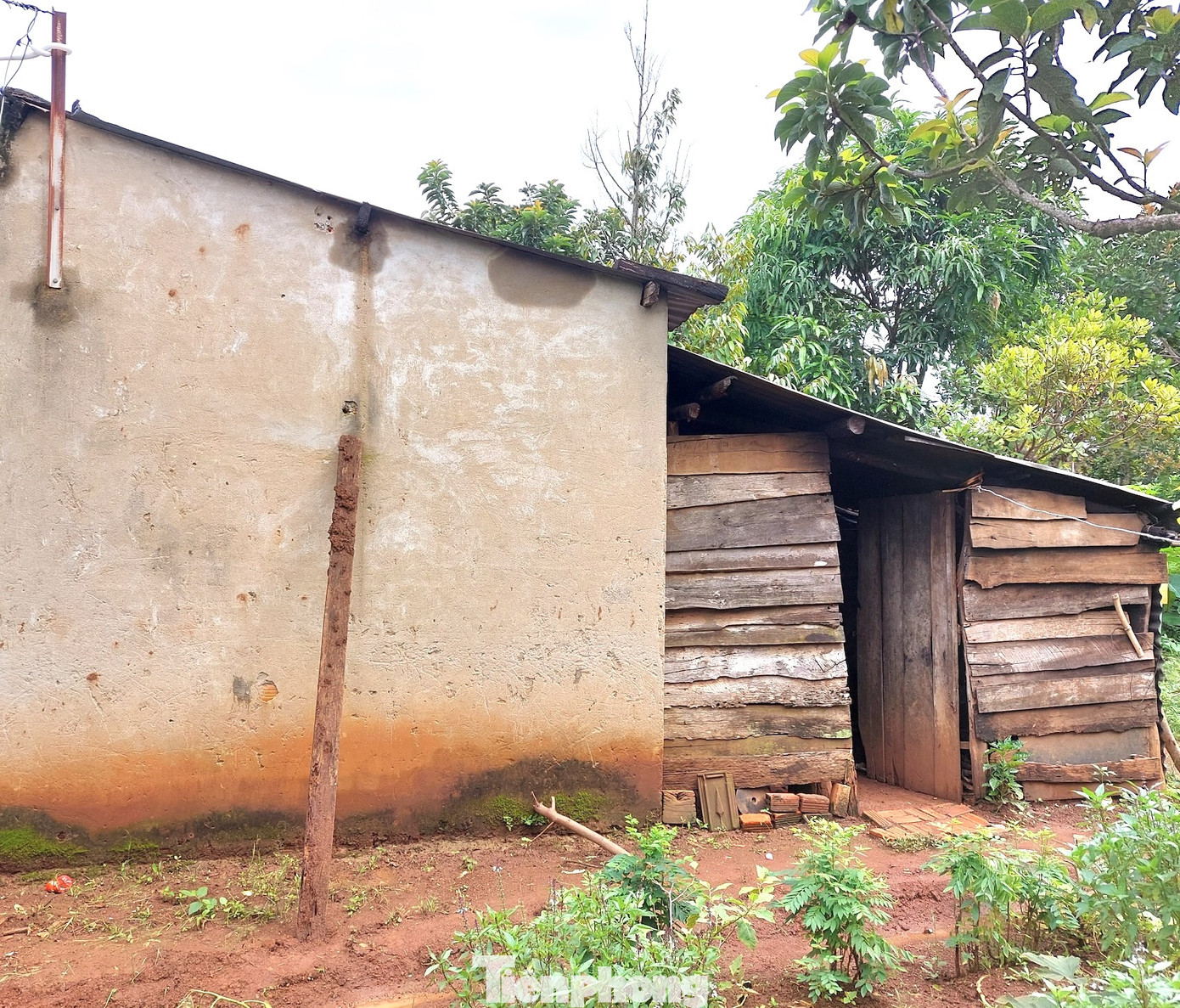 Ngôi nhà cũ trước đây là nơi ở của 6 người trong gia đình bà H'Jin Ngôi nhà cũ trước đây là nơi ở của 6 người trong gia đình bà H'Jin