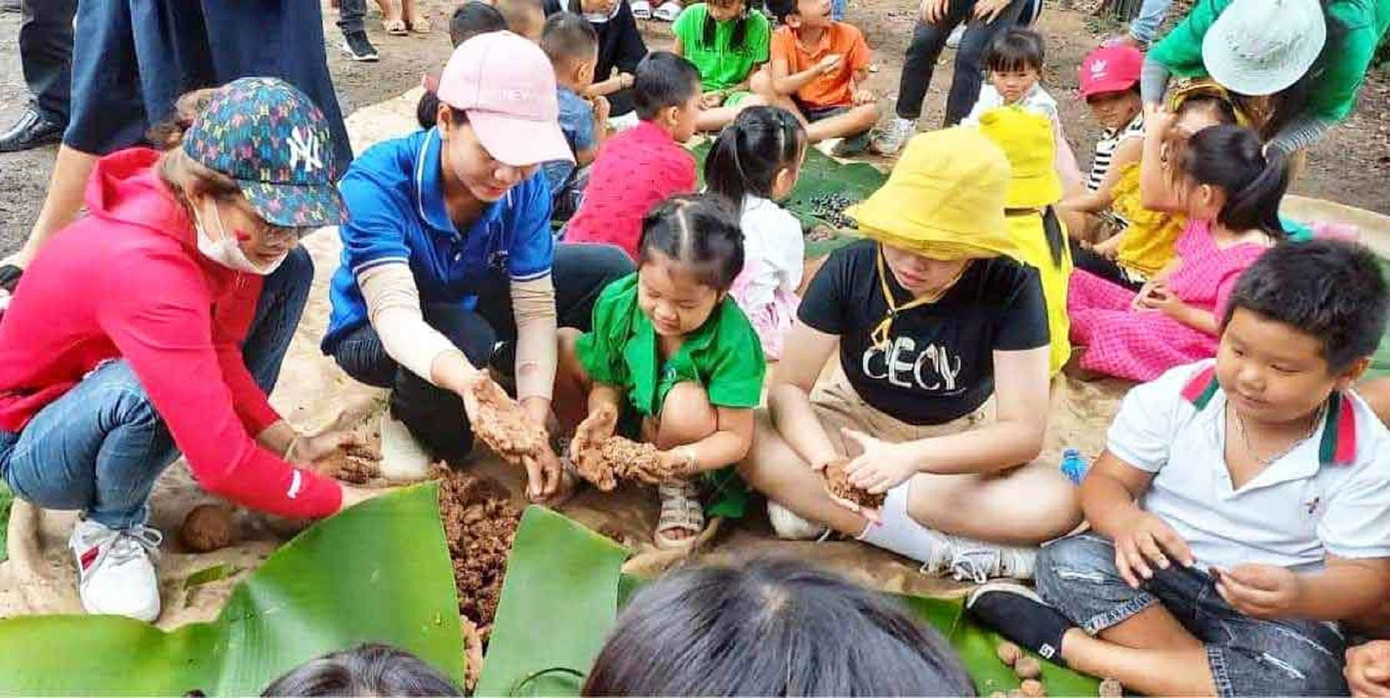 Trải nghiệm làm bom hạt giống và trao tặng cây giống cho người dân trên địa bàn huyện Lắk