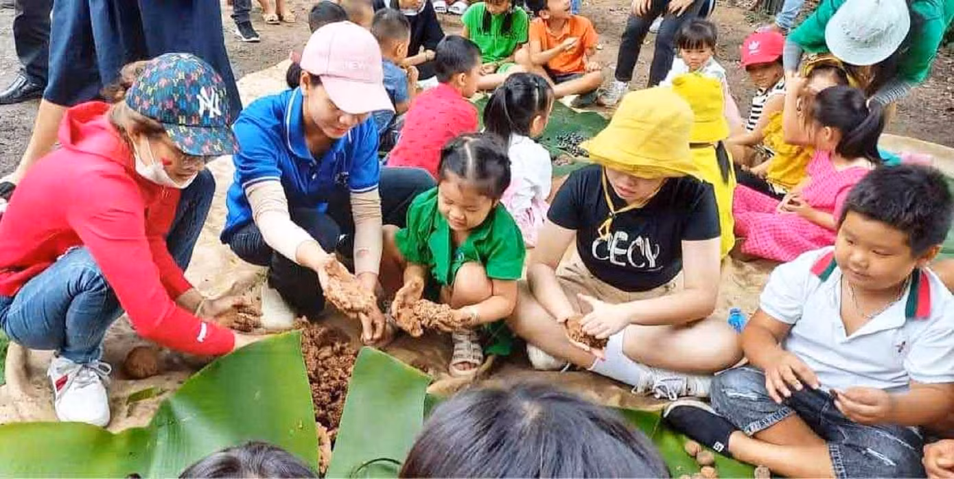 Trải nghiệm làm bom hạt giống và trao tặng cây giống cho người dân trên địa bàn huyện Lắk