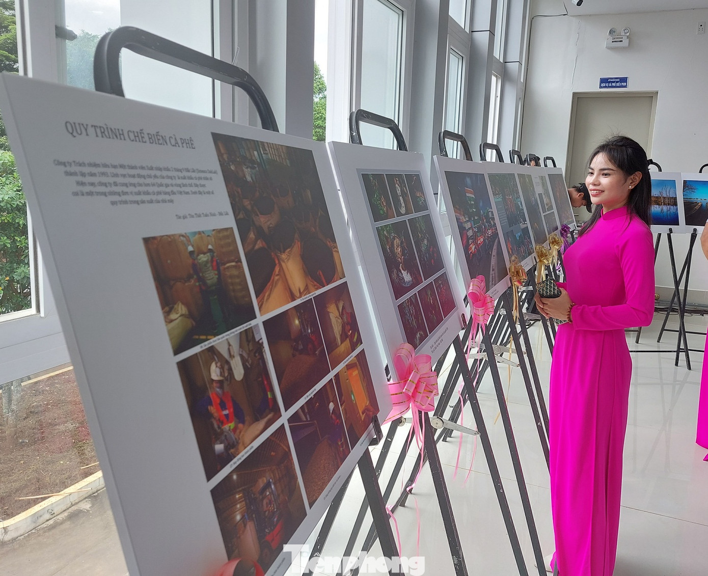 Tại triển lãm, 92 tác phẩm với nhiều chủ đề thu hút du khách thưởng lãm