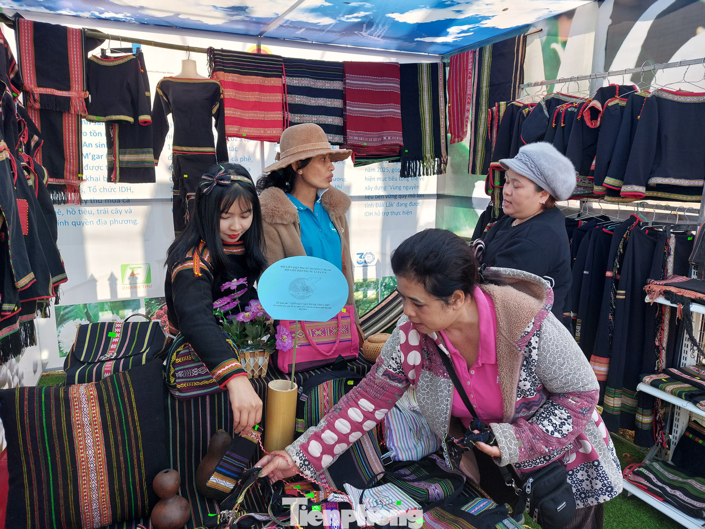 Các sản phẩm tổ hợp tác liên kết các sản phẩm thổ cẩm của phụ nữ xã Ea Tul, huyện Cư M'gar Các sản phẩm tổ hợp tác liên kết các sản phẩm thổ cẩm của phụ nữ xã Ea Tul, huyện Cư M'gar