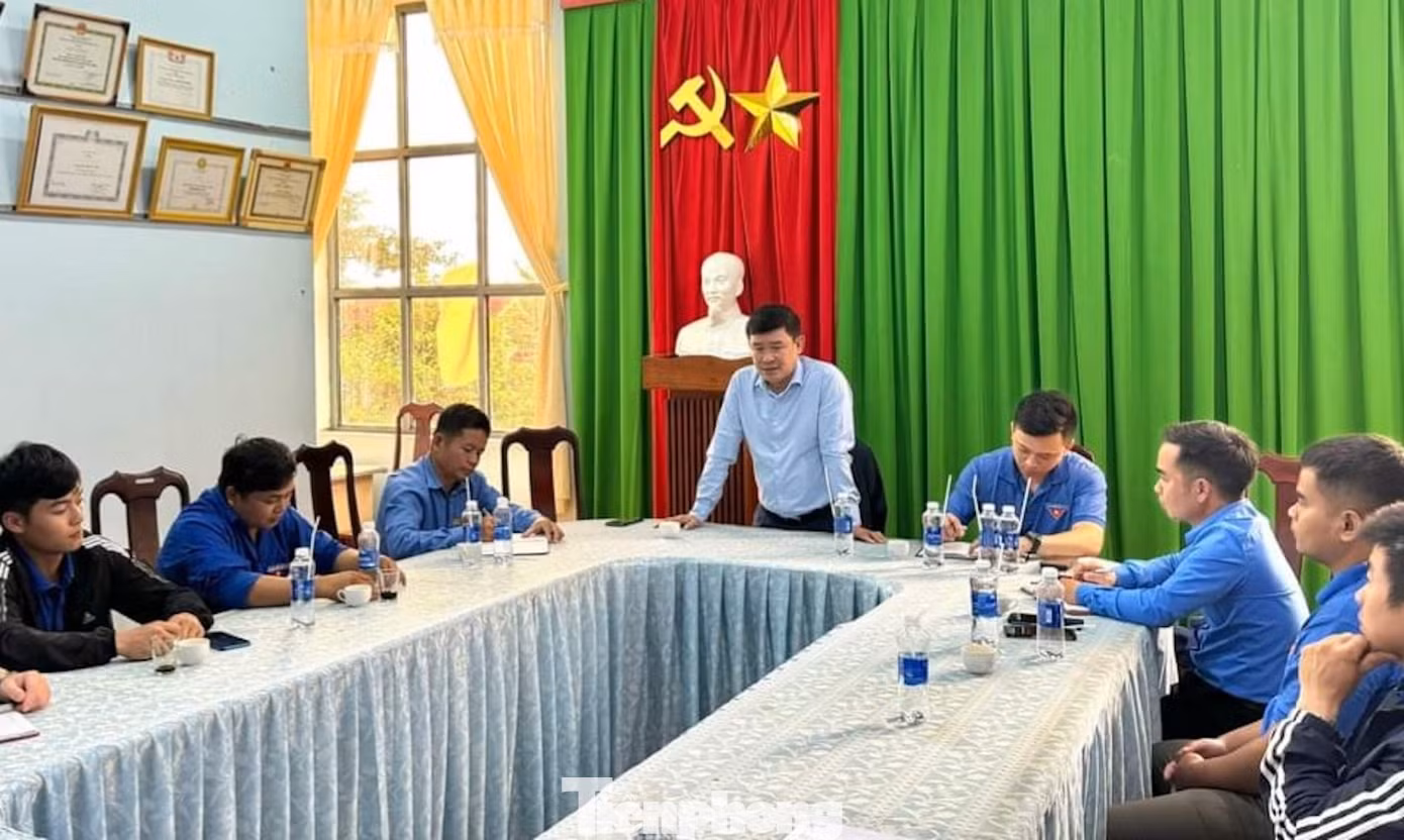 Anh Cái Quang Bình, Giám đốc Trung tâm Hỗ trợ Thanh thiếu nhi Việt Nam, Thành viên Tổ công tác giảm nghèo Quốc gia phát biểu tại buổi làm việc