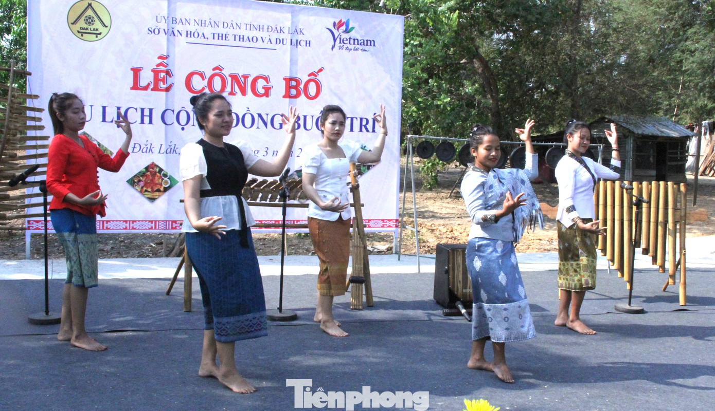 Các cô gái Lào ở Buôn Trí dịu dàng trong điệu múa lăm vông.