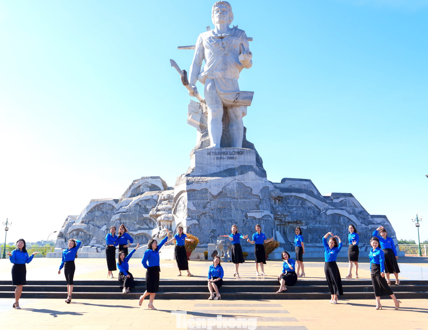 Màu xanh áo Đoàn, xanh của trời, của biển đã quyện vào nhau tạo nên màu xanh của tuổi trẻ, màu xanh tràn đầy nhiệt huyết và sức trẻ của thanh niên.