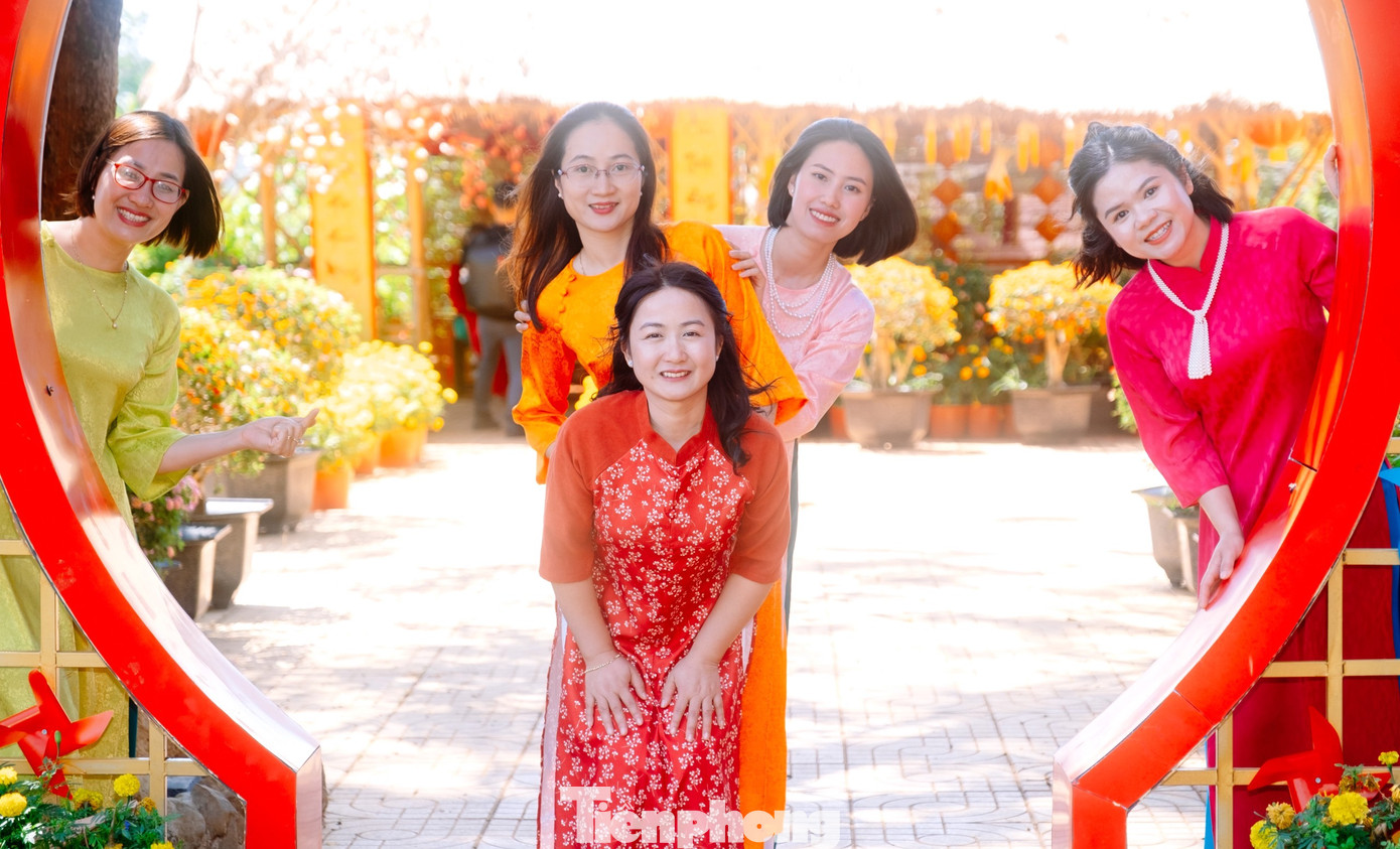 Thả dáng trong tà áo dài thướt tha, những nữ cán bộ Đoàn Đắk Nông toát lên vẻ đẹp dịu dàng, duyên dáng.